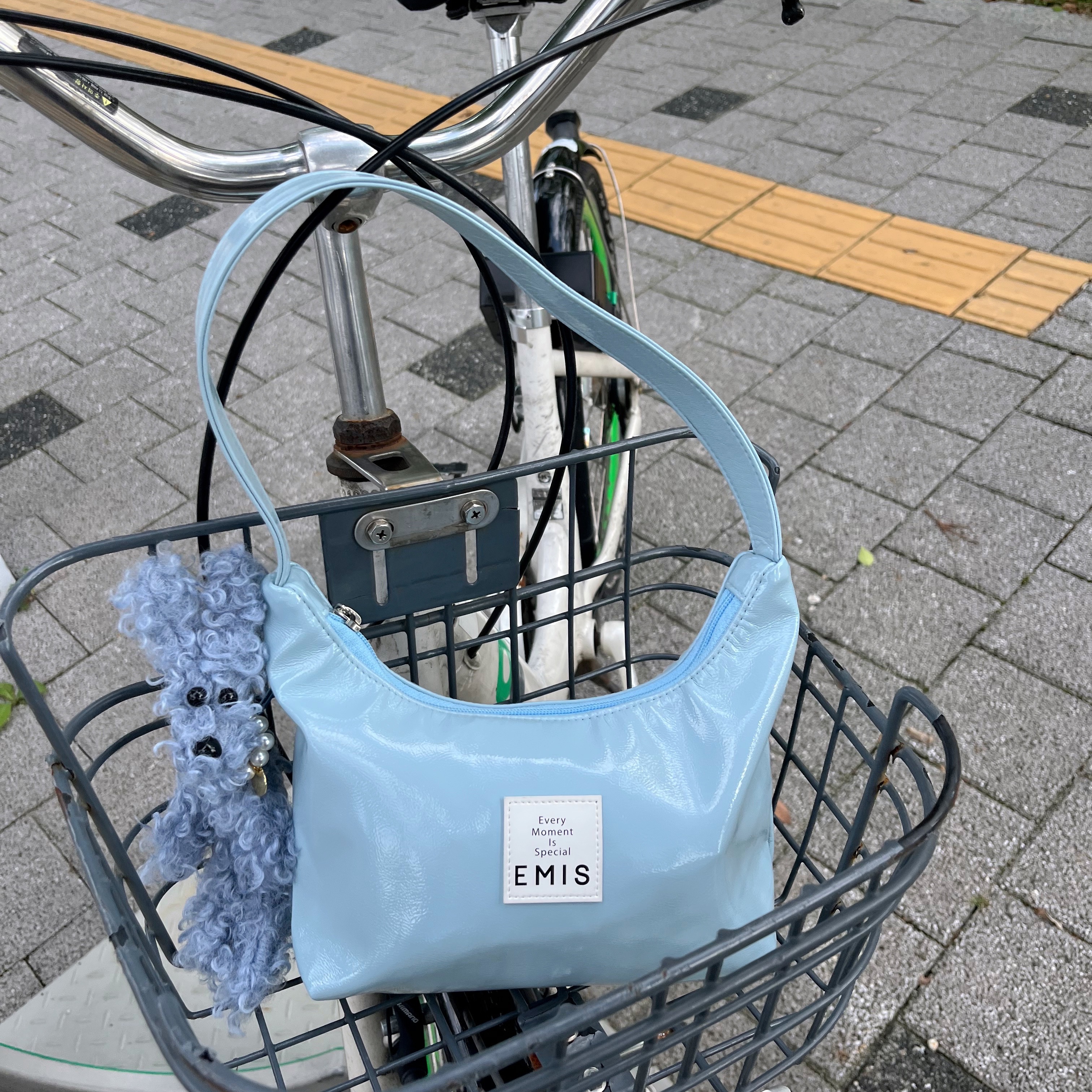 Emis Enamel Hobo Bag Blue 착용 스타일 - 2