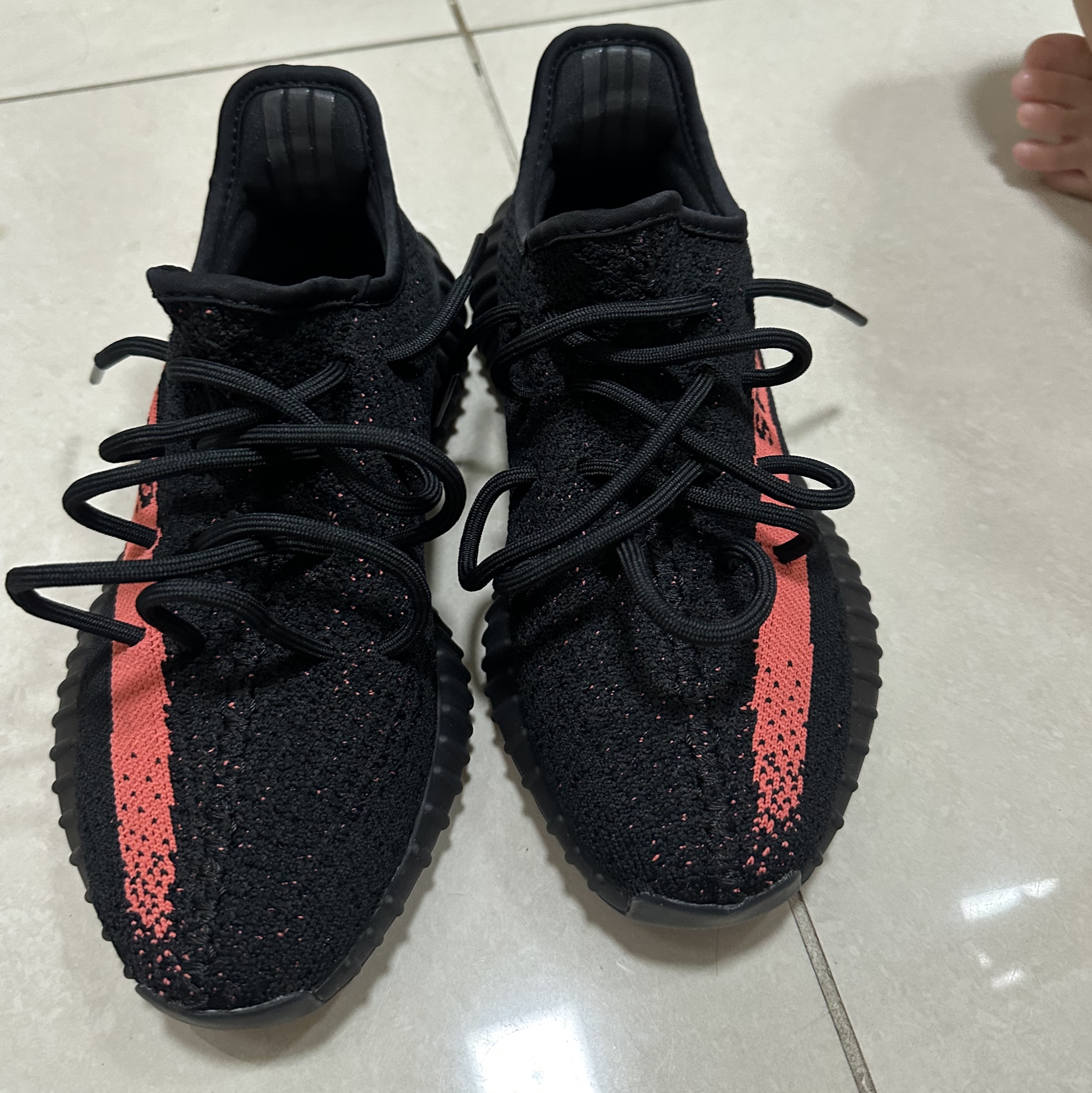 Adidas Yeezy Boost 350 V2 Core Black Red 2022/2023 착용 스타일 - 1