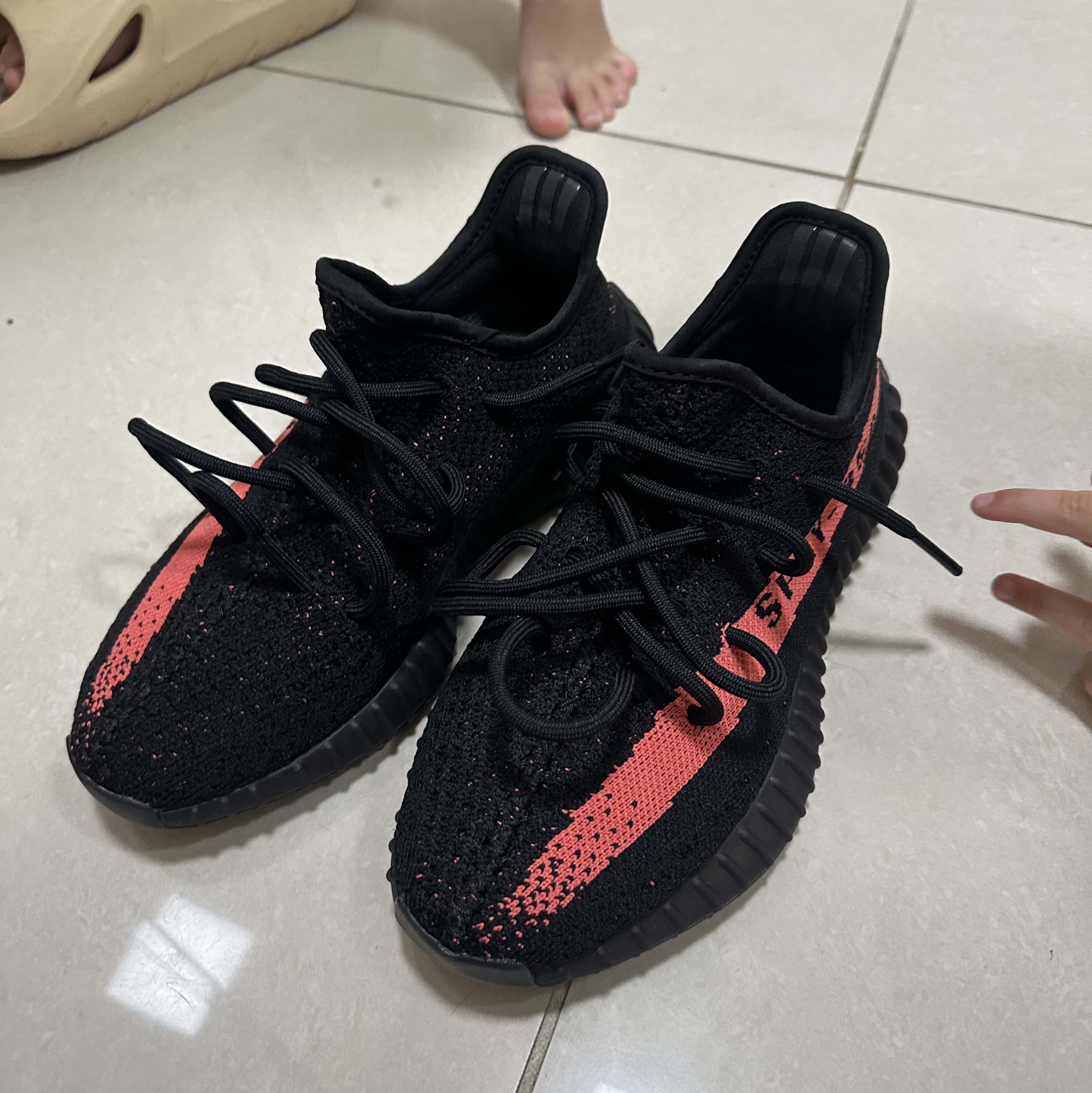 Adidas Yeezy Boost 350 V2 Core Black Red 2022/2023 착용 스타일 - 2