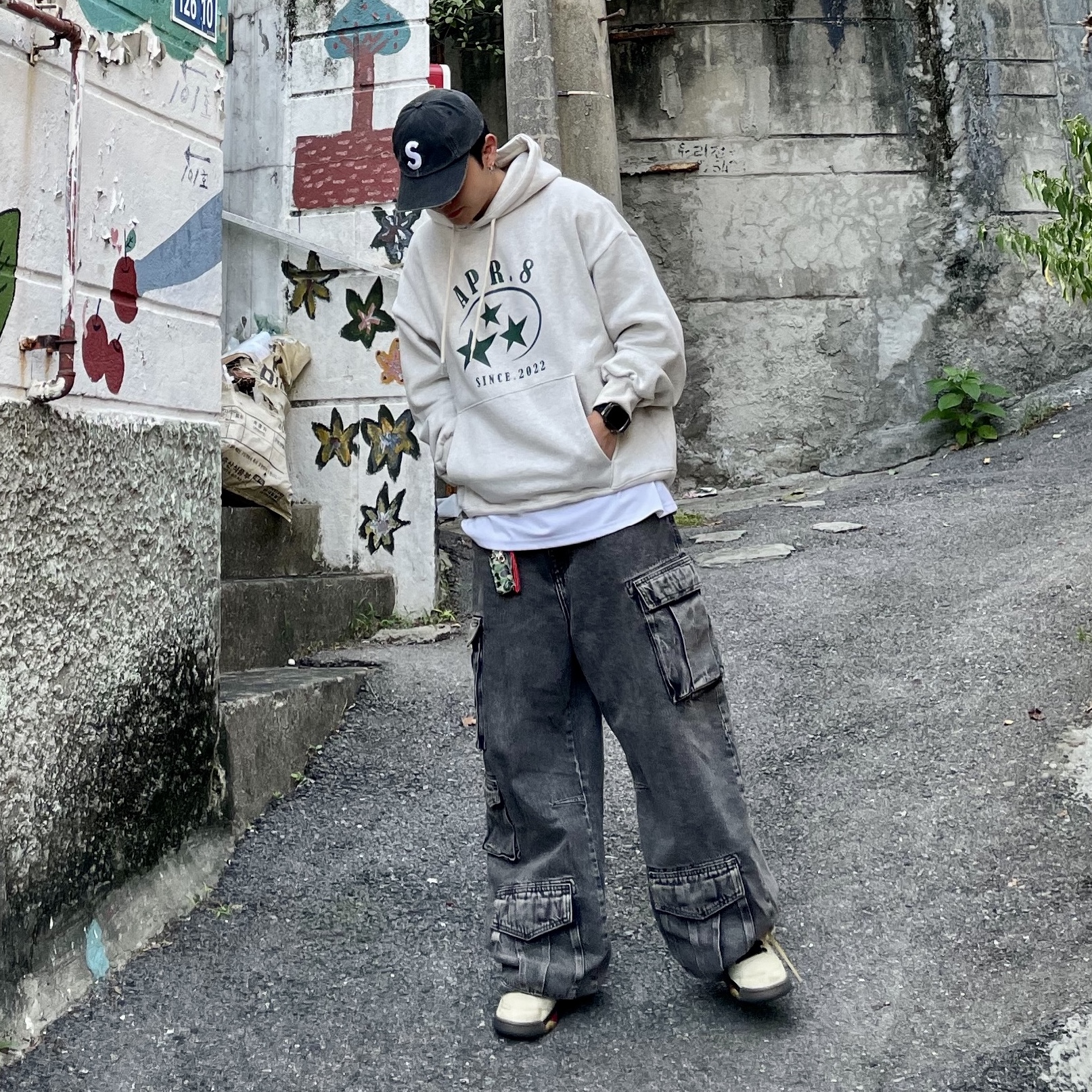 Zara Utility Cargo Jeans Black, Jordan 5 x Off-White Retro SP Sail Fire Red 착용 스타일