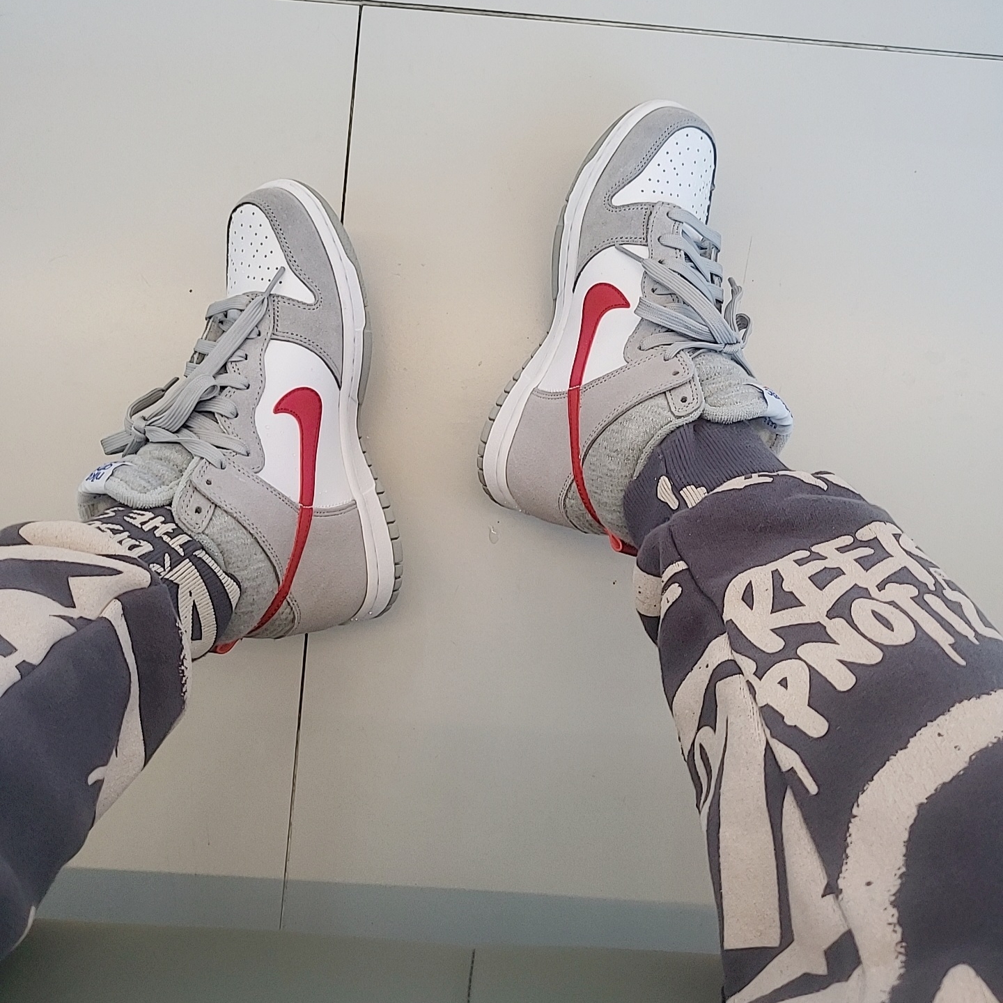 (GS) Nike Dunk High SE Athletic Club Grey Red 착용 스타일