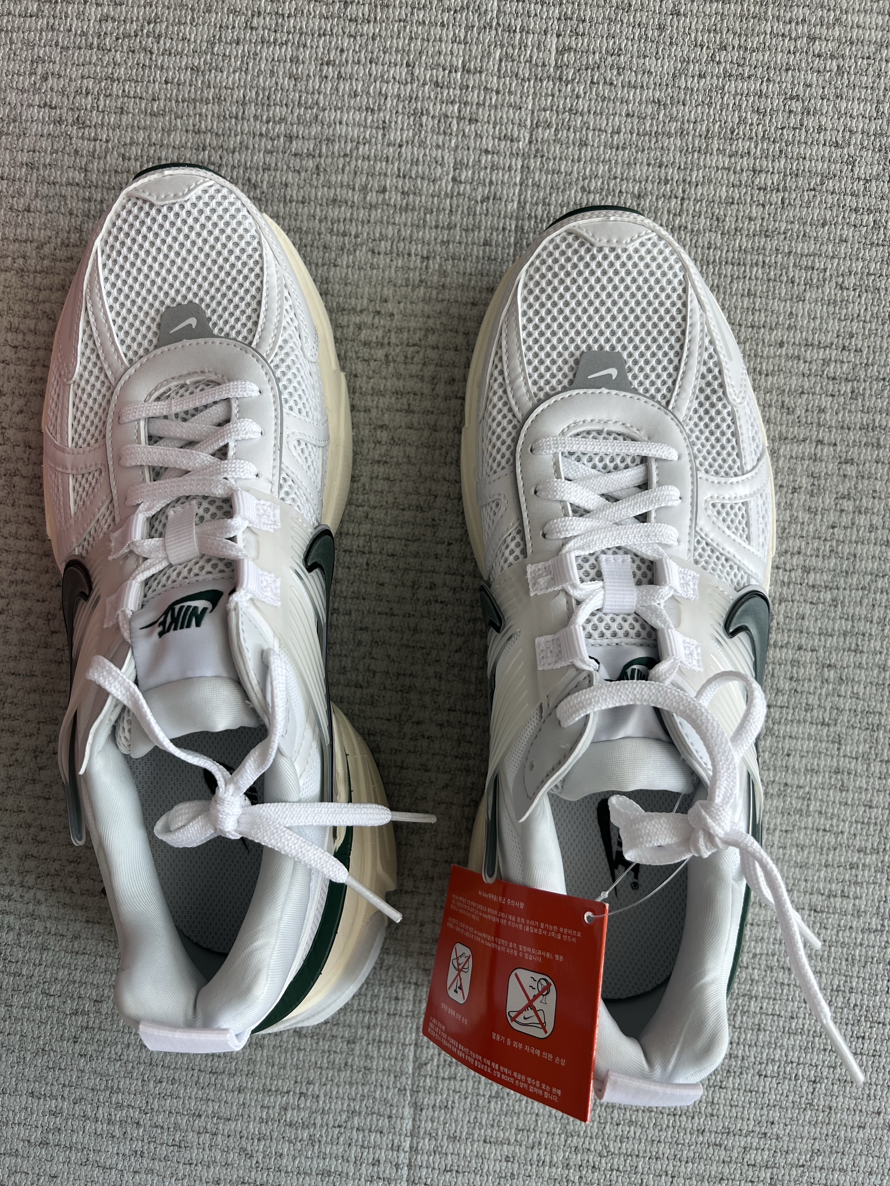 Nike V2K Run White Fir 착용 스타일