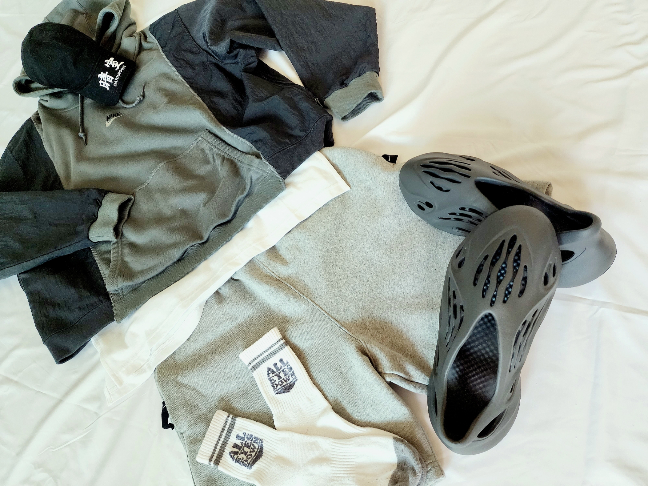 Darkr8m Studio x New Era Unstructured Ball Cap Black, Nike x Sacai VaporWaffle Black and Gum 착용 스타일 - 4