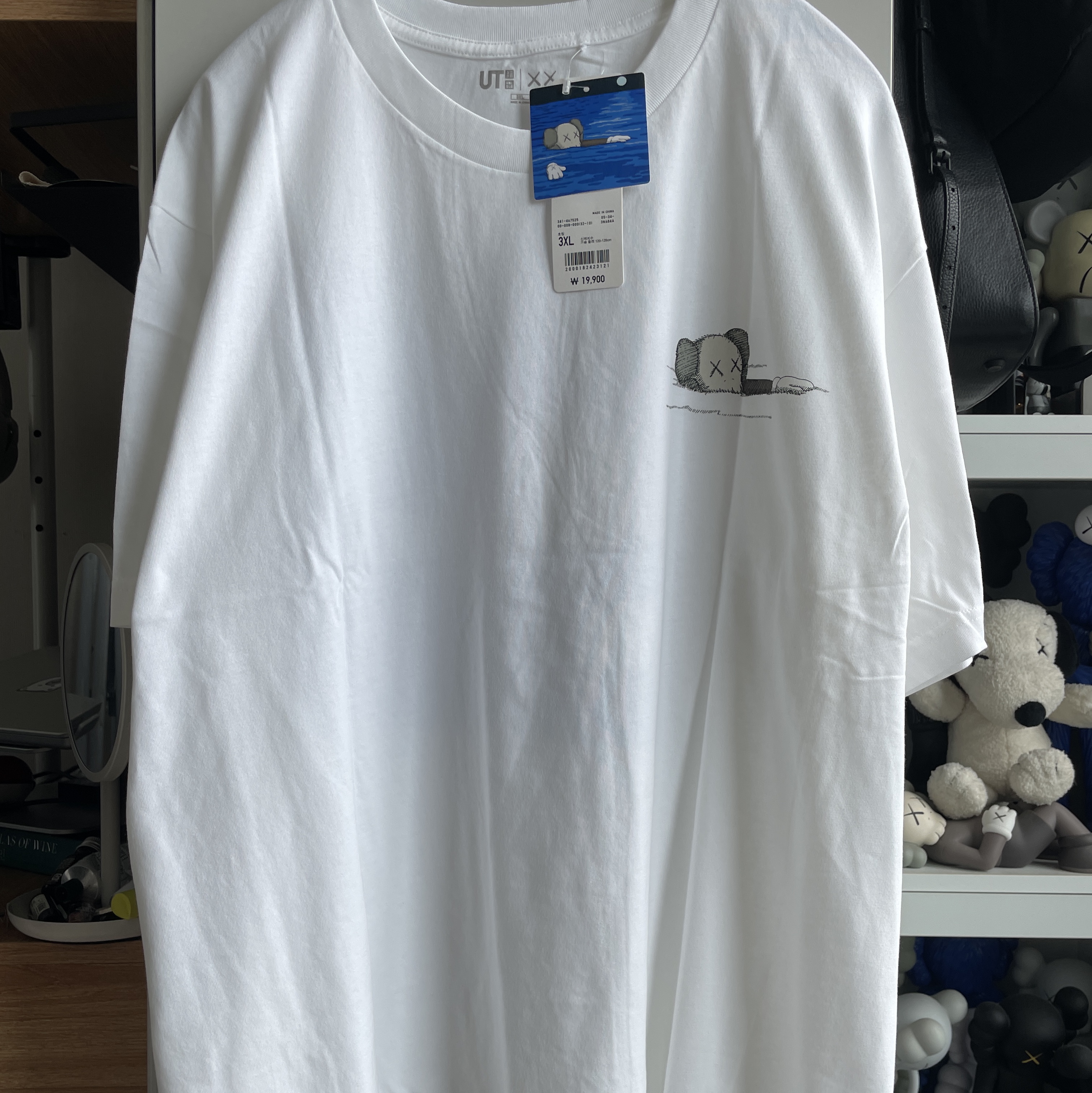 Uniqlo UT x Kaws Short Sleeve Graphic T-Shirt White, Uniqlo UT x Kaws Short Sleeve Graphic T-Shirt White 착용 스타일 - 3