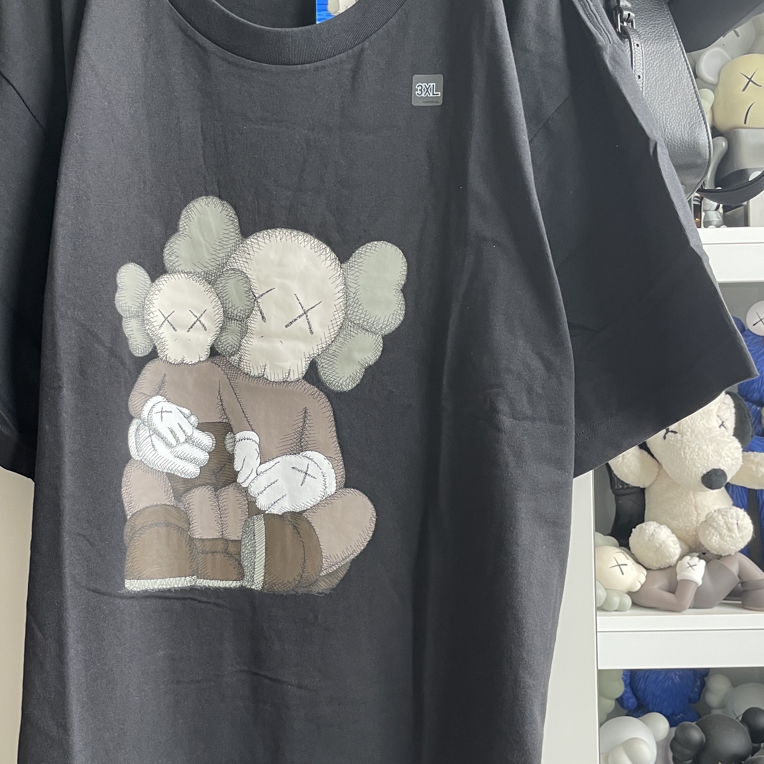 Uniqlo UT x Kaws Short Sleeve Graphic T-Shirt White, Uniqlo UT x Kaws Short Sleeve Graphic T-Shirt White 착용 스타일 - 5