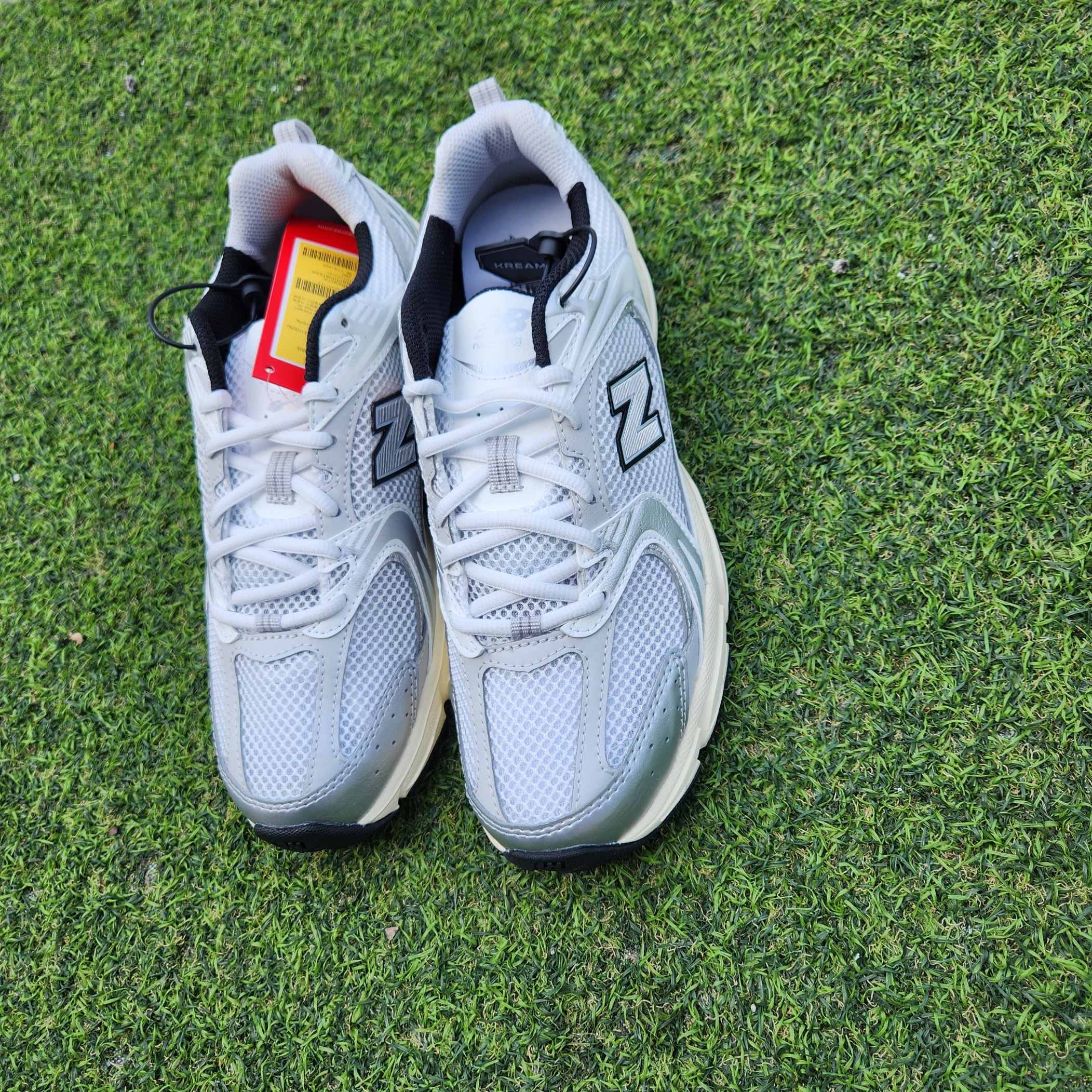 New Balance 530 Silver Cream 착용 스타일 - 2