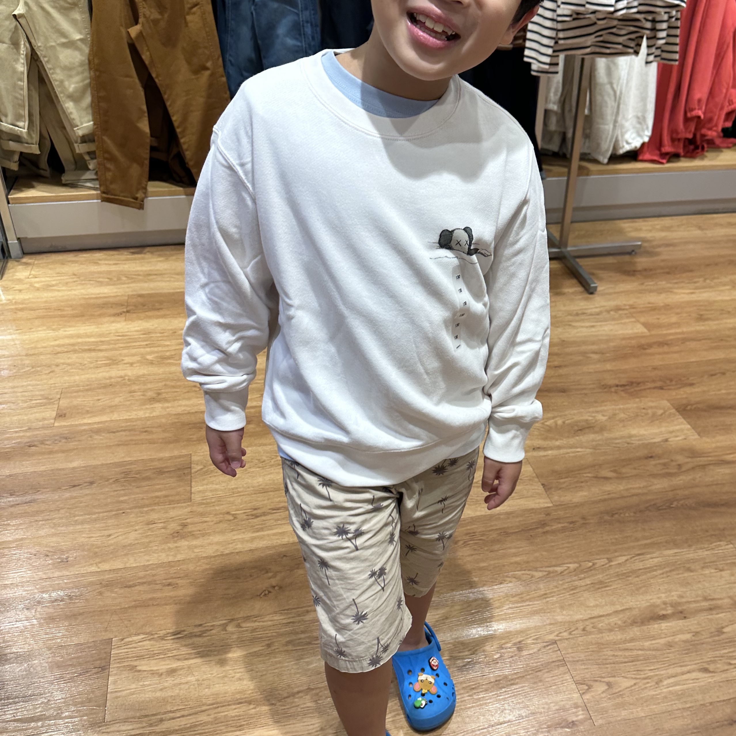 (Kids) Uniqlo UT x Kaws Long Sleeve Sweatshirt Off White 착용 스타일 - 2