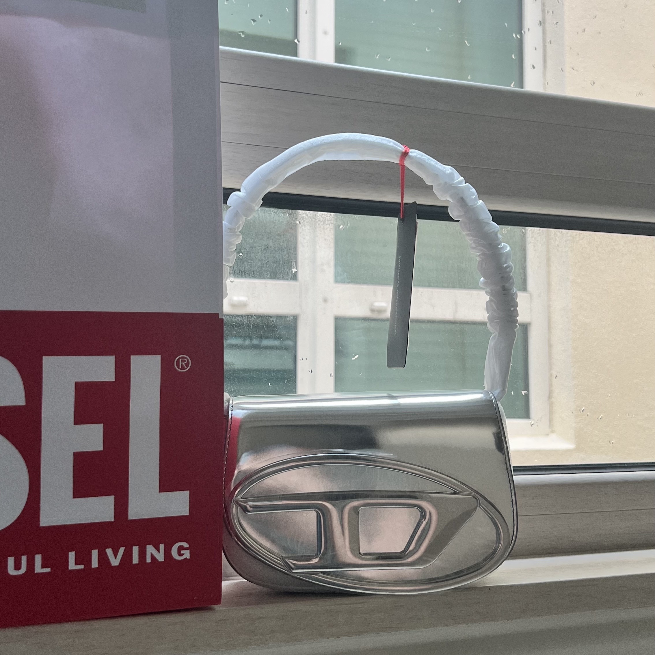 Diesel 1DR Shoulder Bag in Mirrored Leather Silver, Diesel 1DR Mini Bag in Mirrored Leather Silver 착용 스타일
