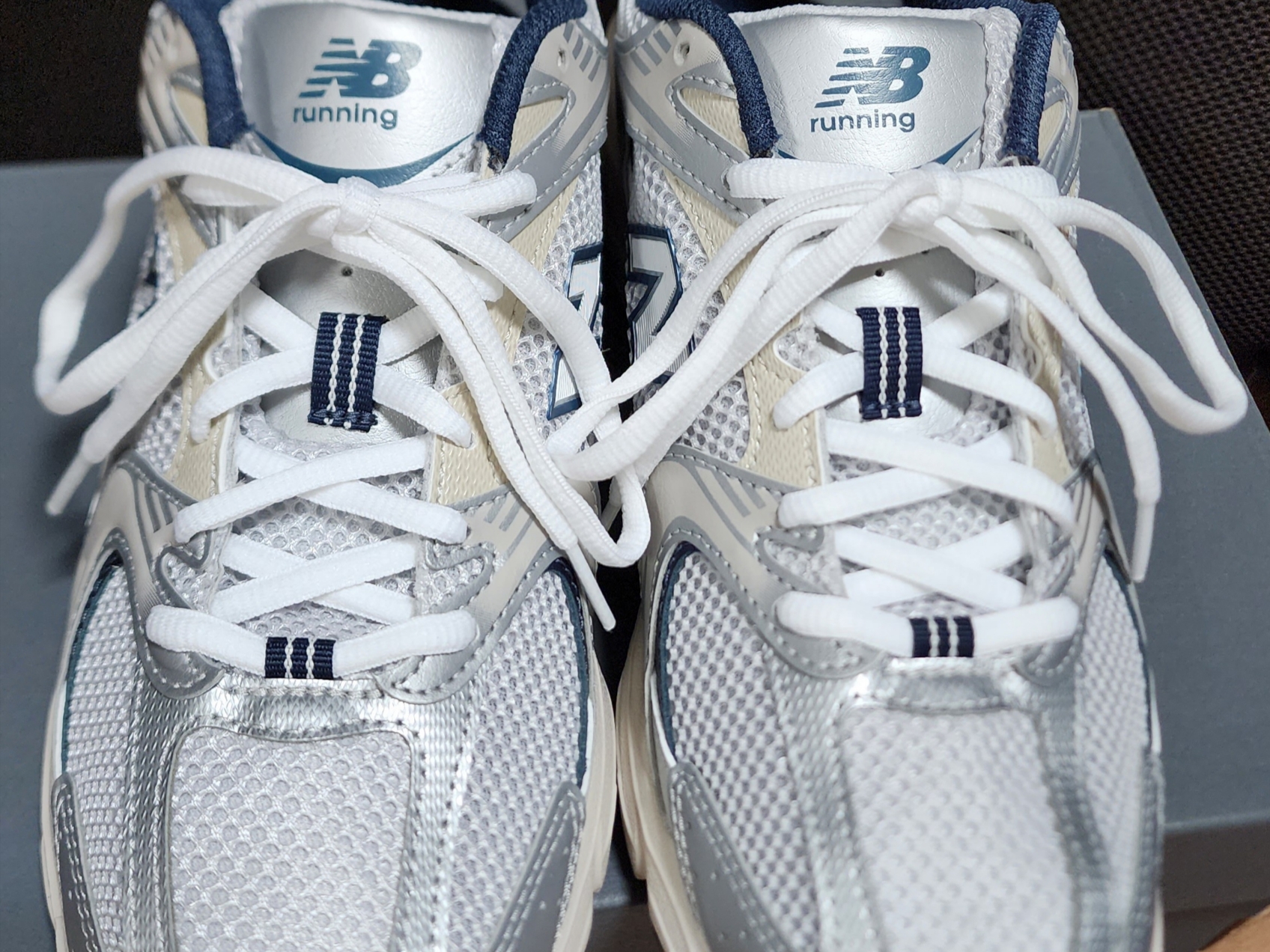 New Balance 530 Steel Grey, New Balance 530 White Silver 착용 스타일 - 2