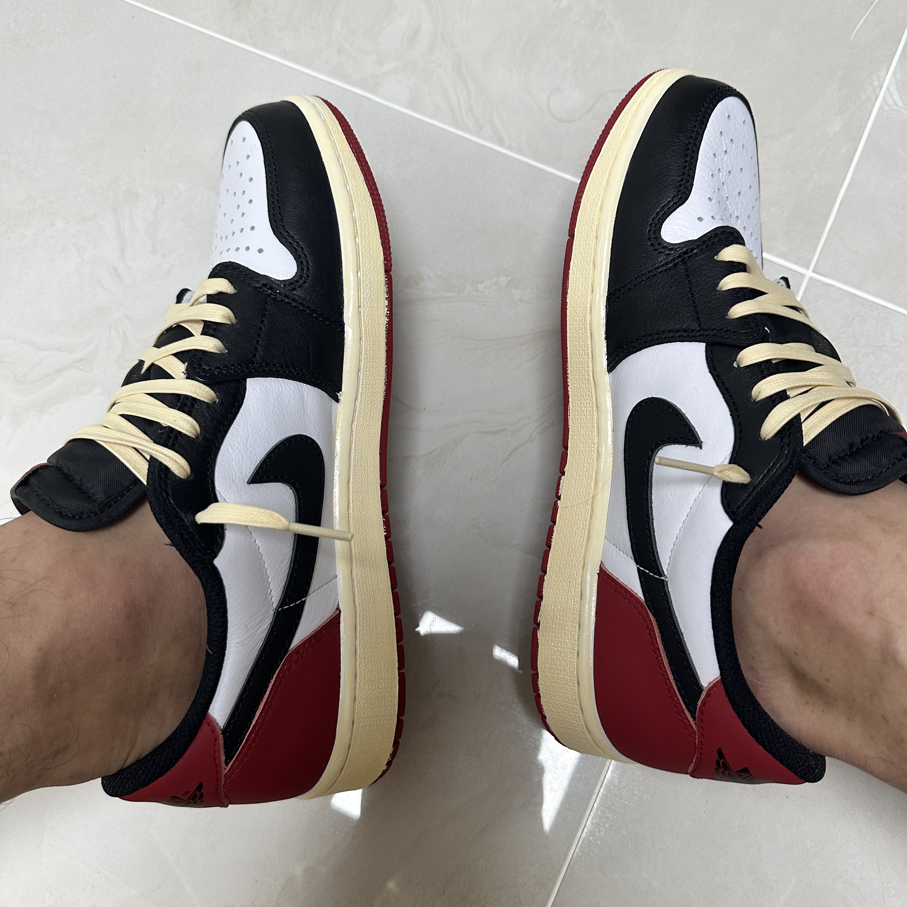 Jordan 1 Retro Low OG Black Toe 착용 스타일 - 2