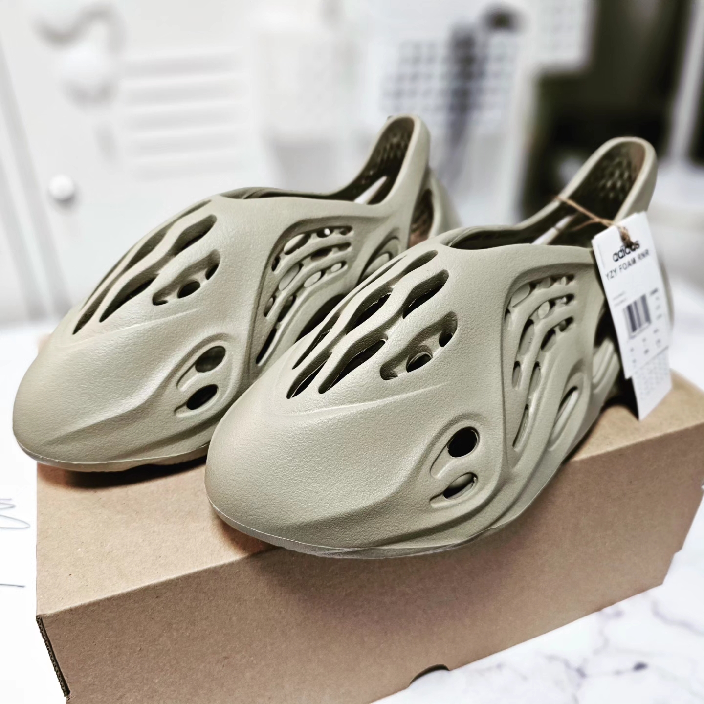 Adidas Yeezy Foam RNNR Stone Salt 착용 스타일 - 3