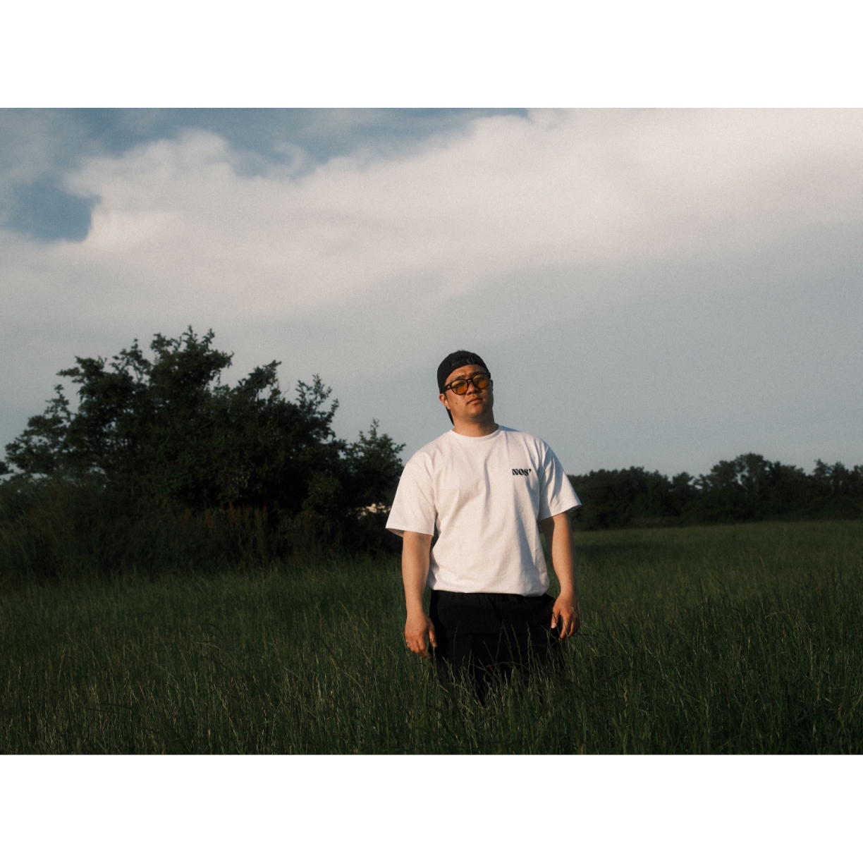 NOS7 Black Signature Logo Standard Fit T-Shirt White 착용 스타일 - 1