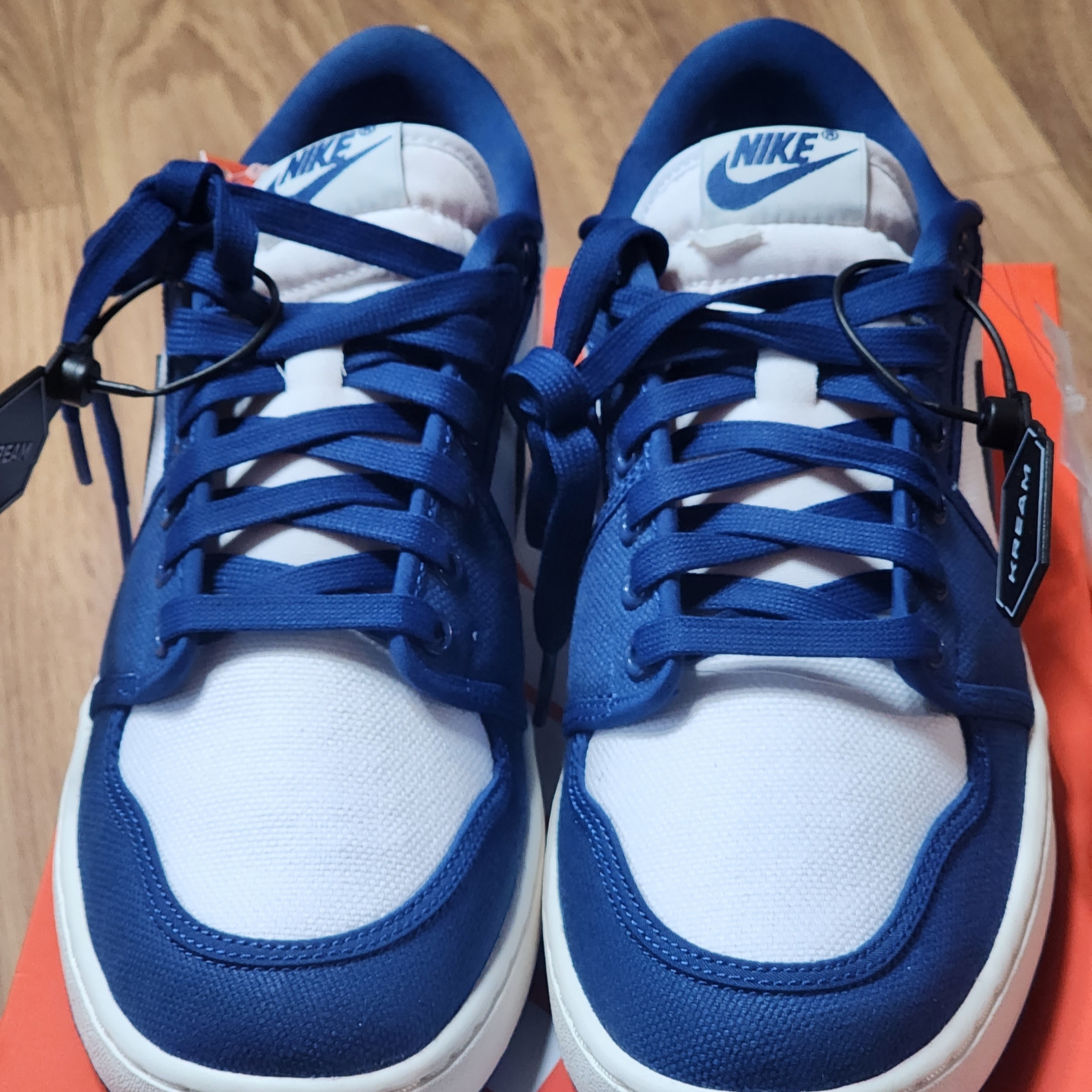 Jordan 1 KO Low White Dark Royal Blue 착용 스타일 - 2