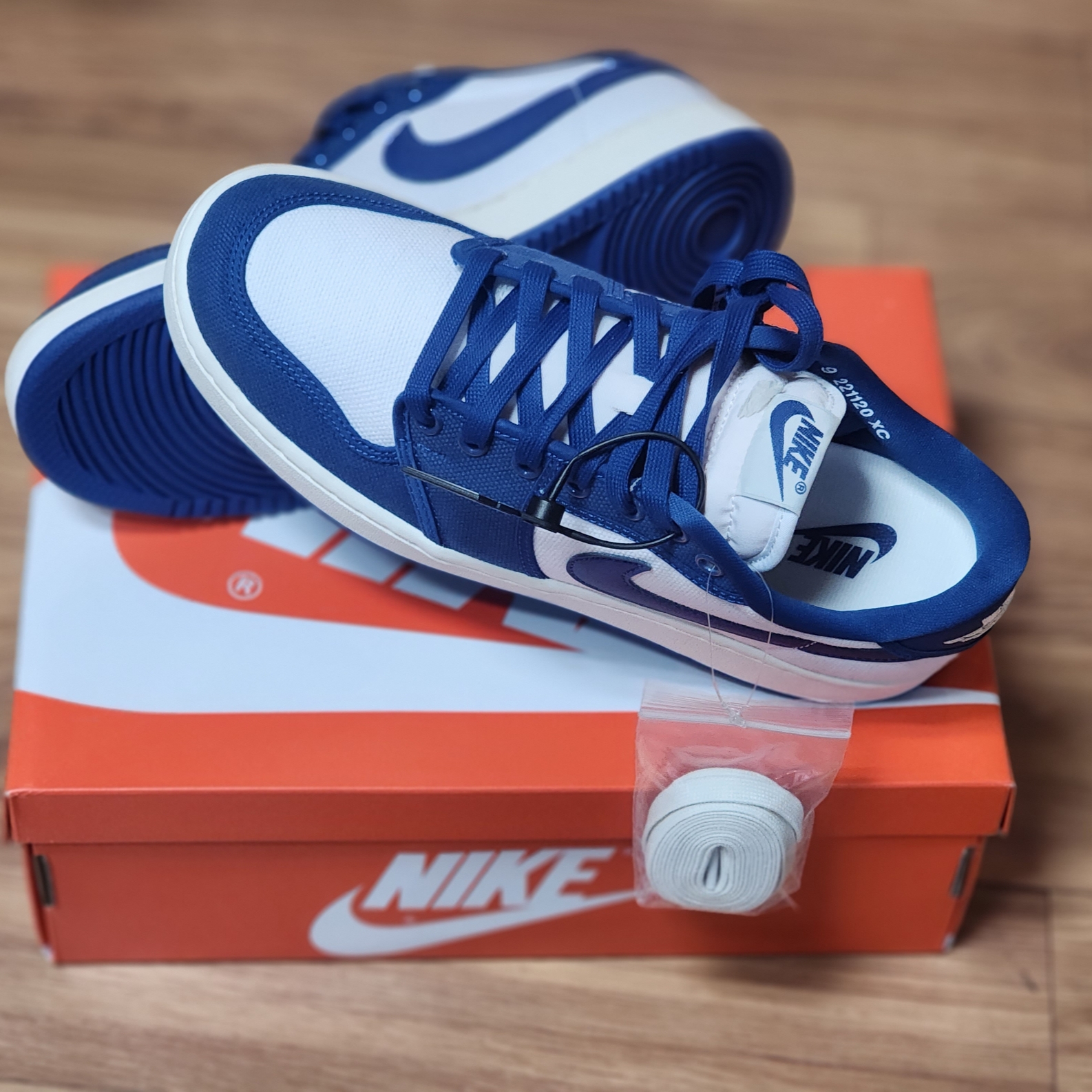 Jordan 1 KO Low White Dark Royal Blue 착용 스타일 - 5