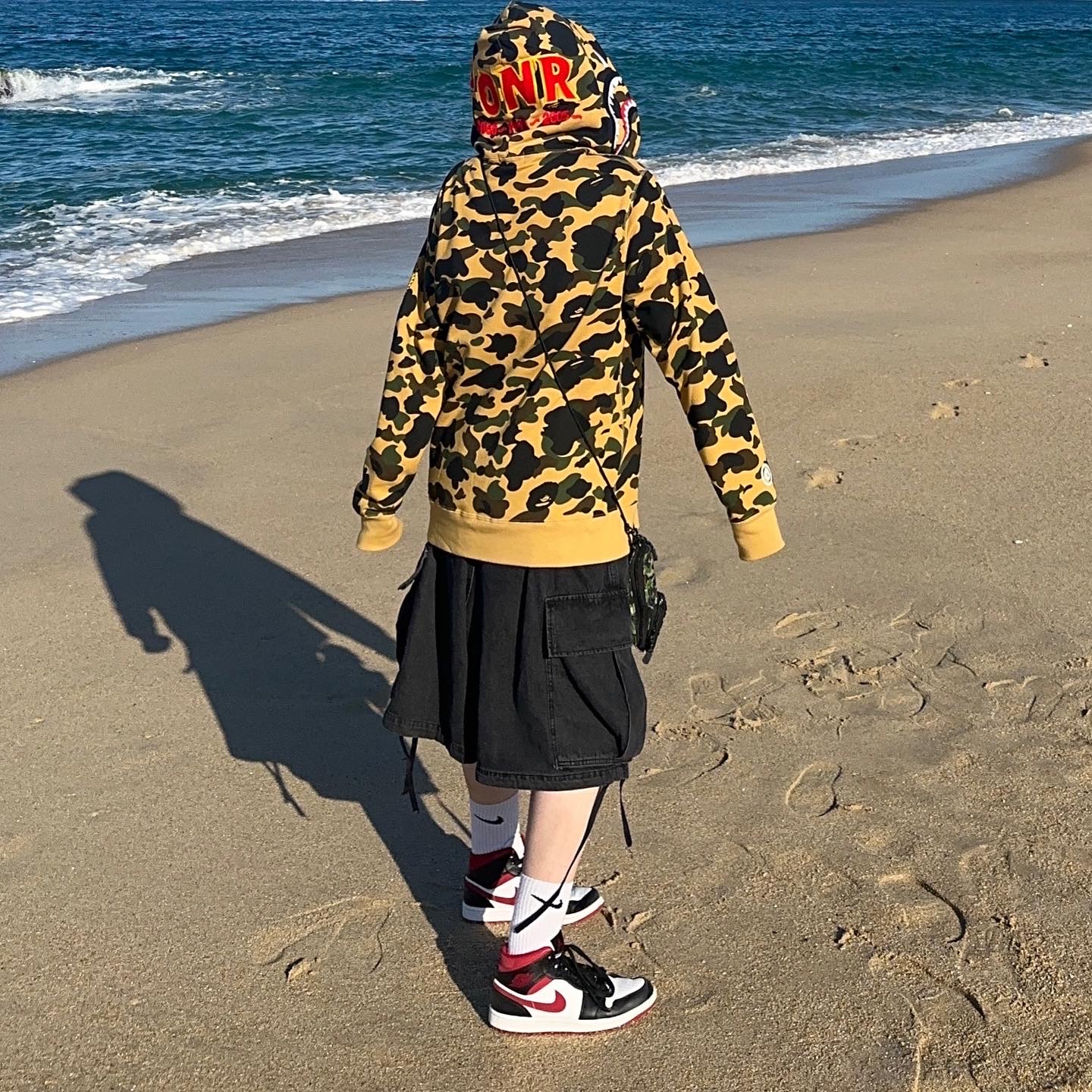 Jordan 1 Mid Gym Red Black White, BAPE 1st Camo Shark Full Zip Hoodie Yellow 착용 스타일 - 1