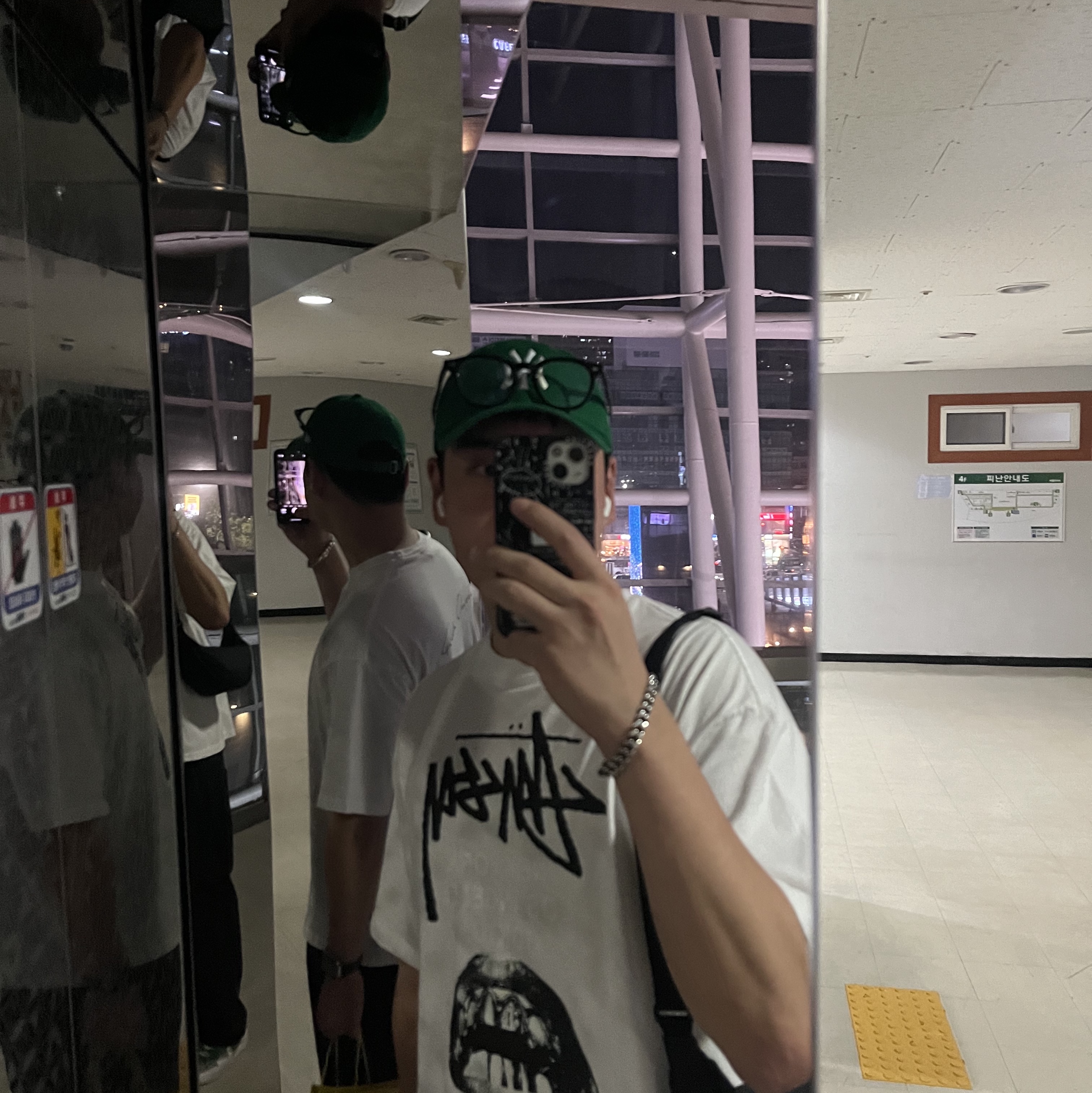 New Era x MoMA New York Yankees Cap Kelly Green, Stussy World Tour T-Shirt White 착용 스타일