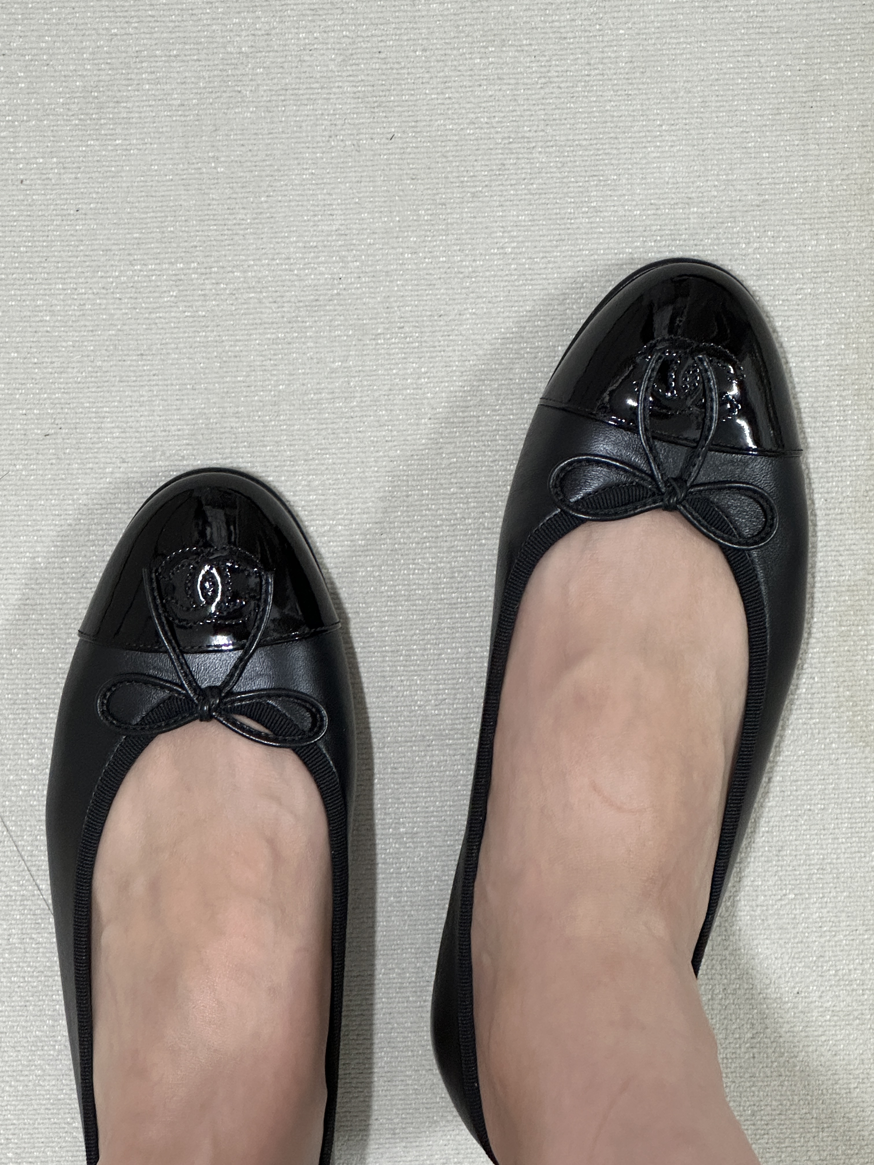 (W) Chanel Ballerina Flat Lambskin Patent Calfskin & Black 착용 스타일 - 1