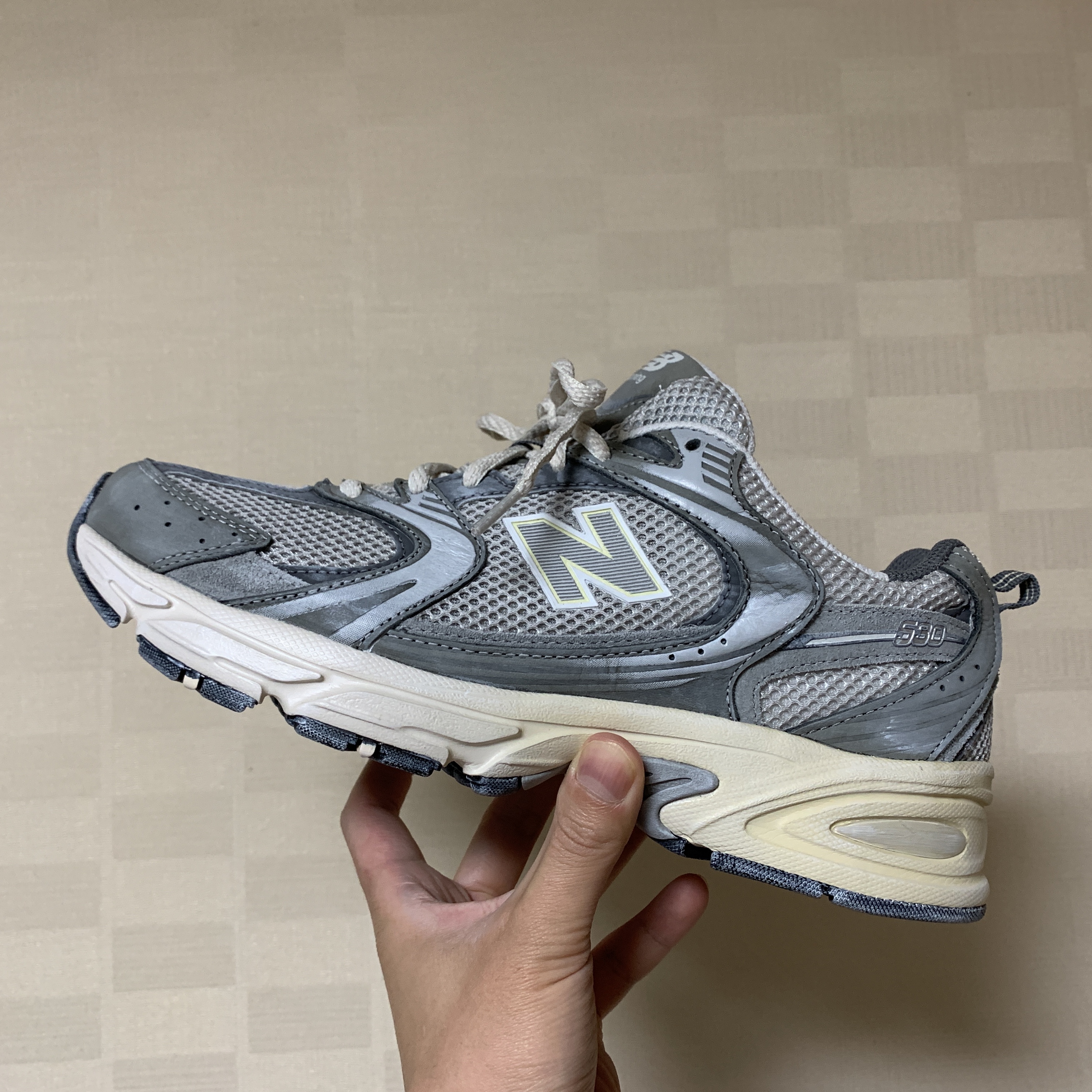 New Balance 530 Premium Vintage Grey Matter 착용 스타일