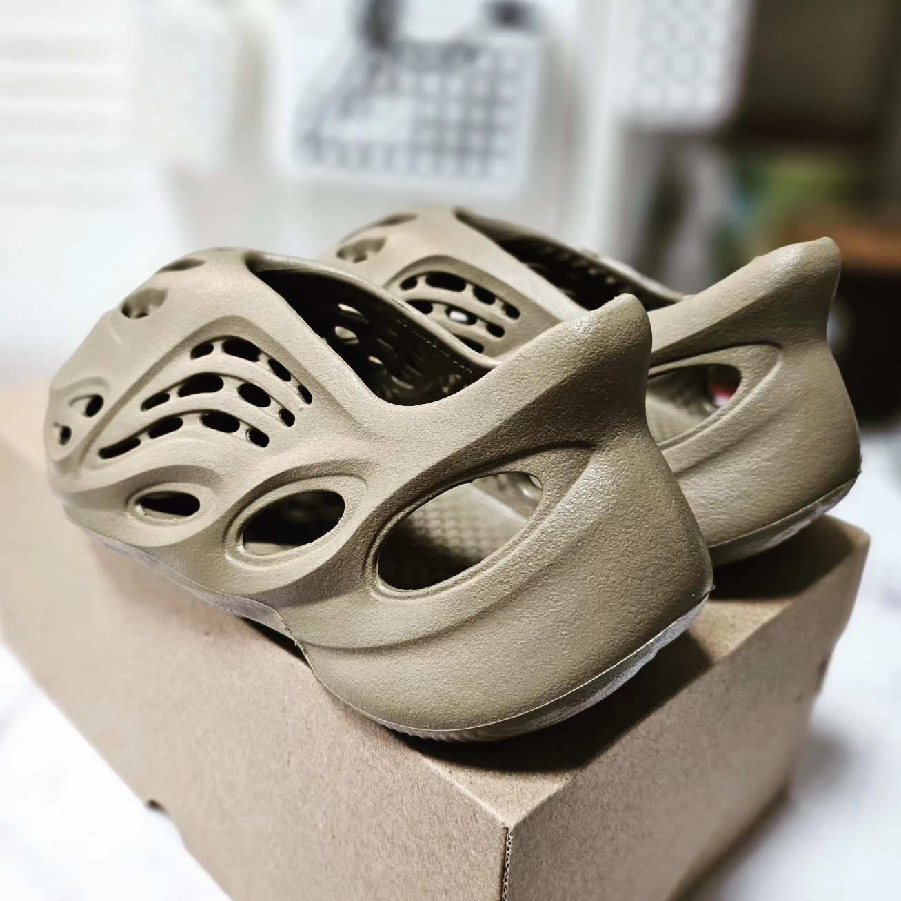 Adidas Yeezy Foam RNNR Stone Taupe 착용 스타일 - 3