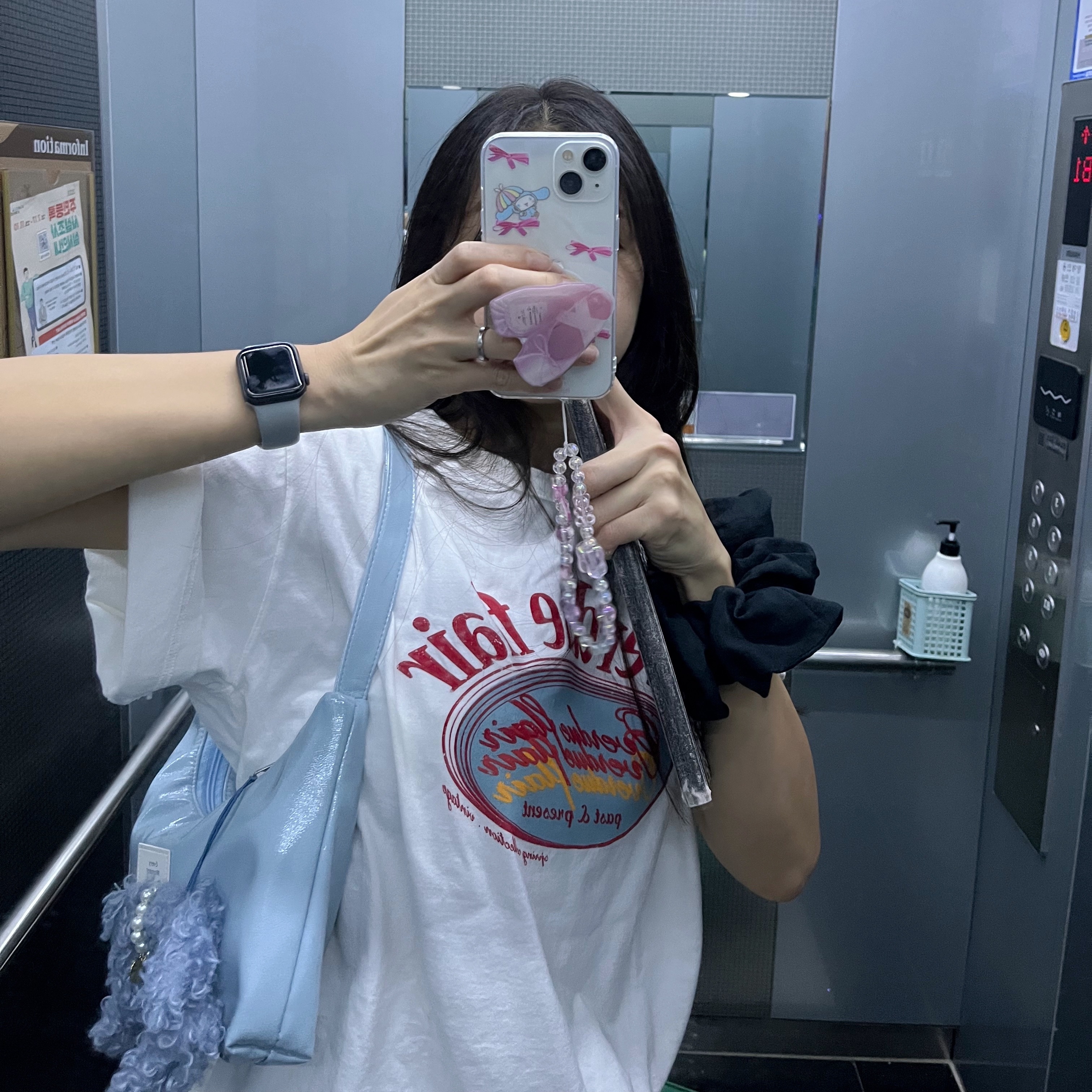 Emis Enamel Hobo Bag Blue 착용 스타일 - 1