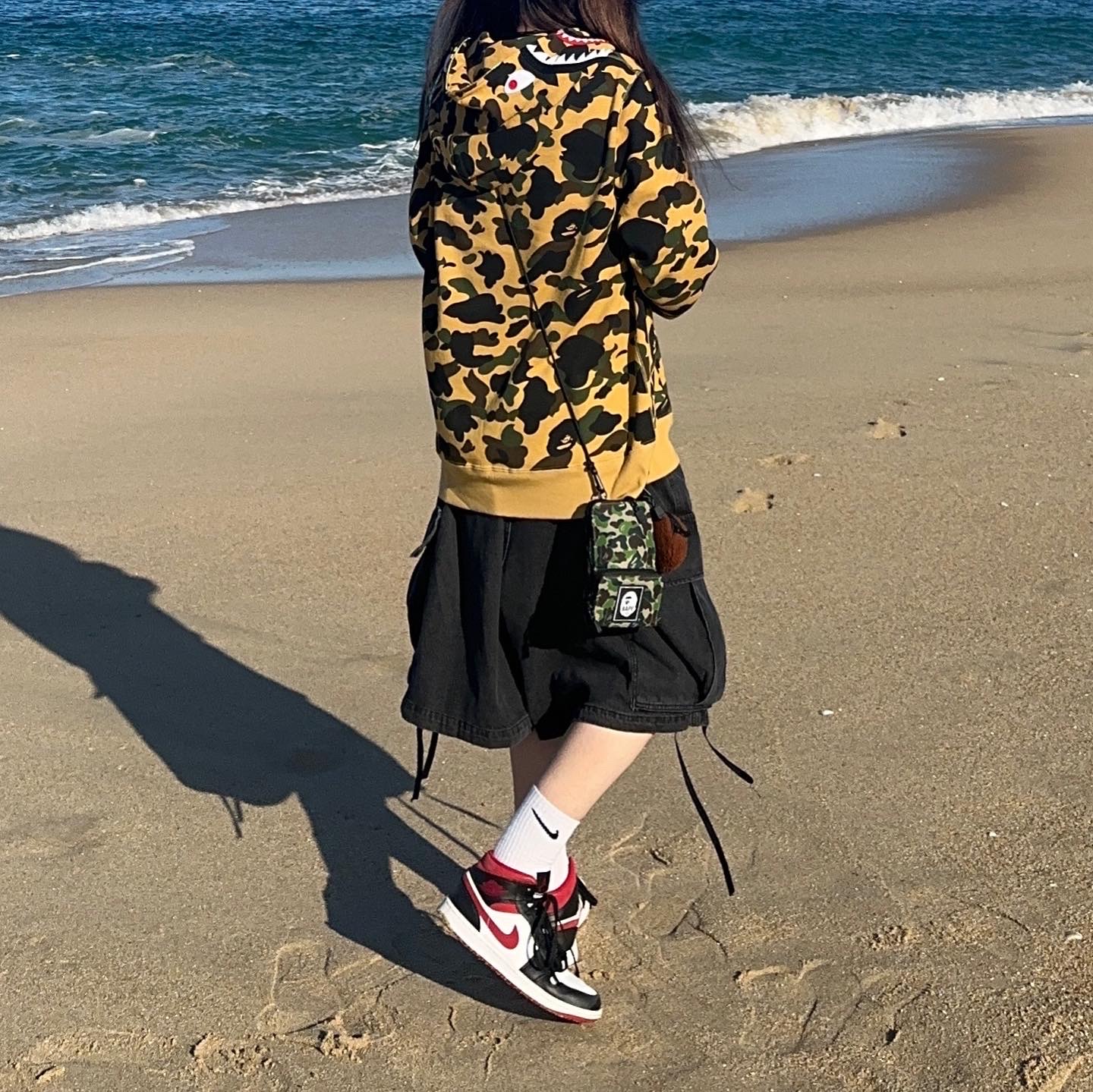 Jordan 1 Mid Gym Red Black White, BAPE 1st Camo Shark Full Zip Hoodie Yellow 착용 스타일 - 2