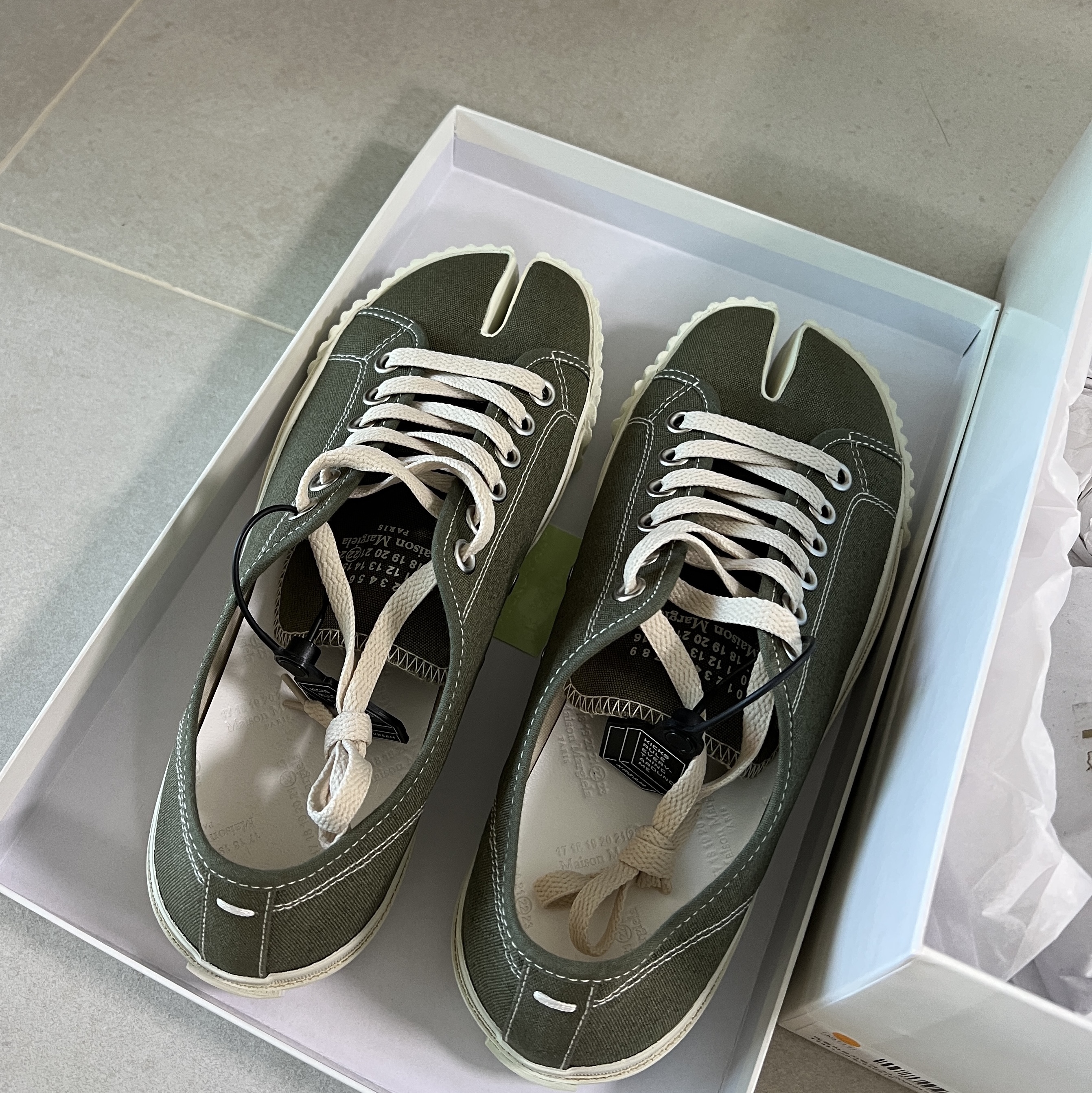 Maison Margiela Tabi Sneakers Olive 착용 스타일 - 1