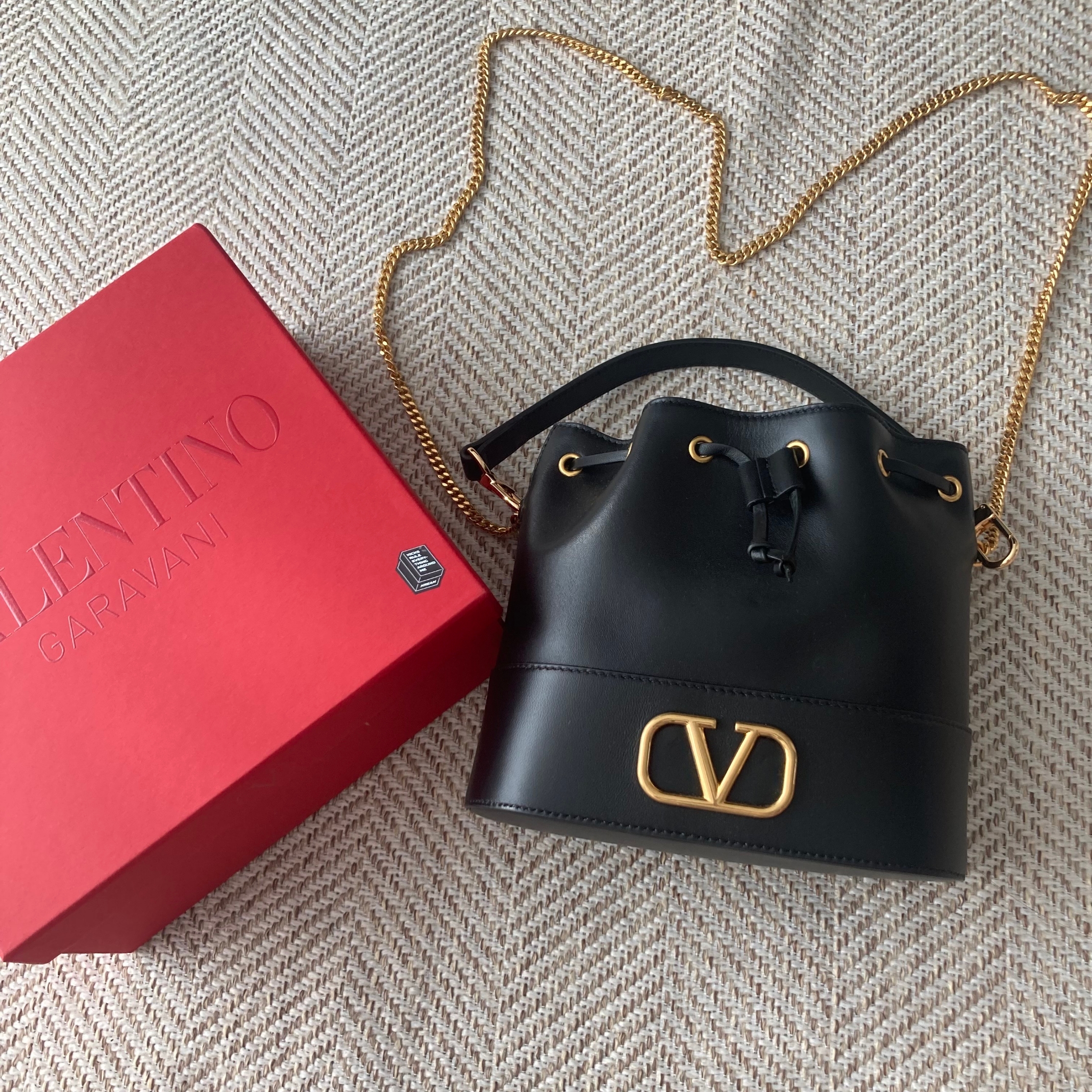 Valentino Vlogo Signature Nappa Mini Bucket Bag with Chain Black 착용 스타일