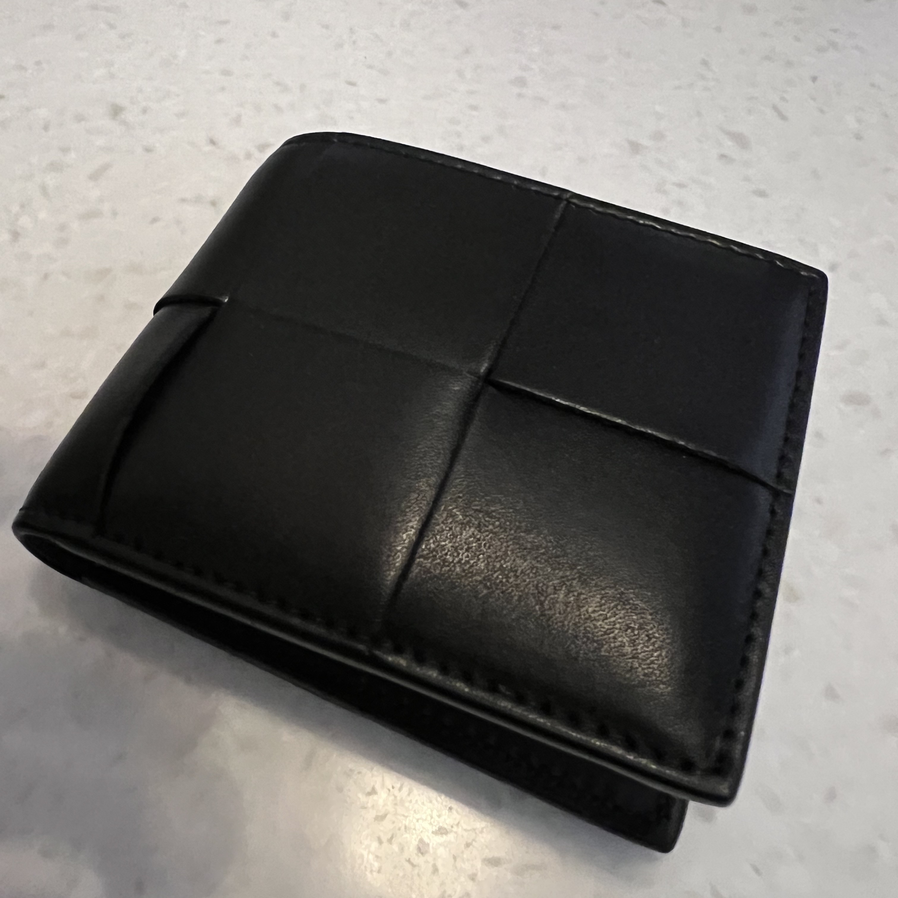 Bottega Veneta Bi-Fold Wallet Black 착용 스타일 - 1
