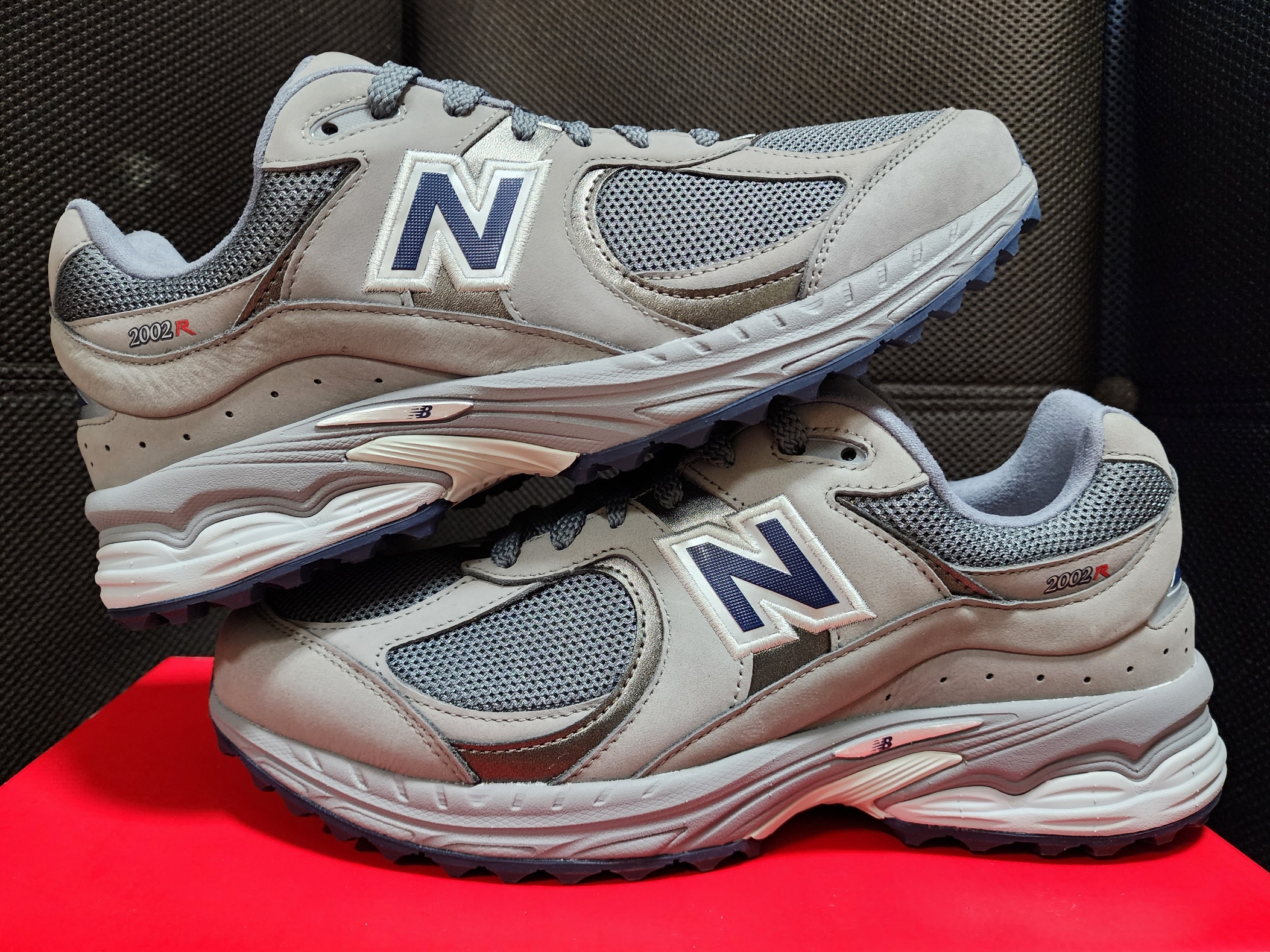 New Balance 2002v1 SL Gray, New Balance 2002R Cool Grey 착용 스타일 - 1