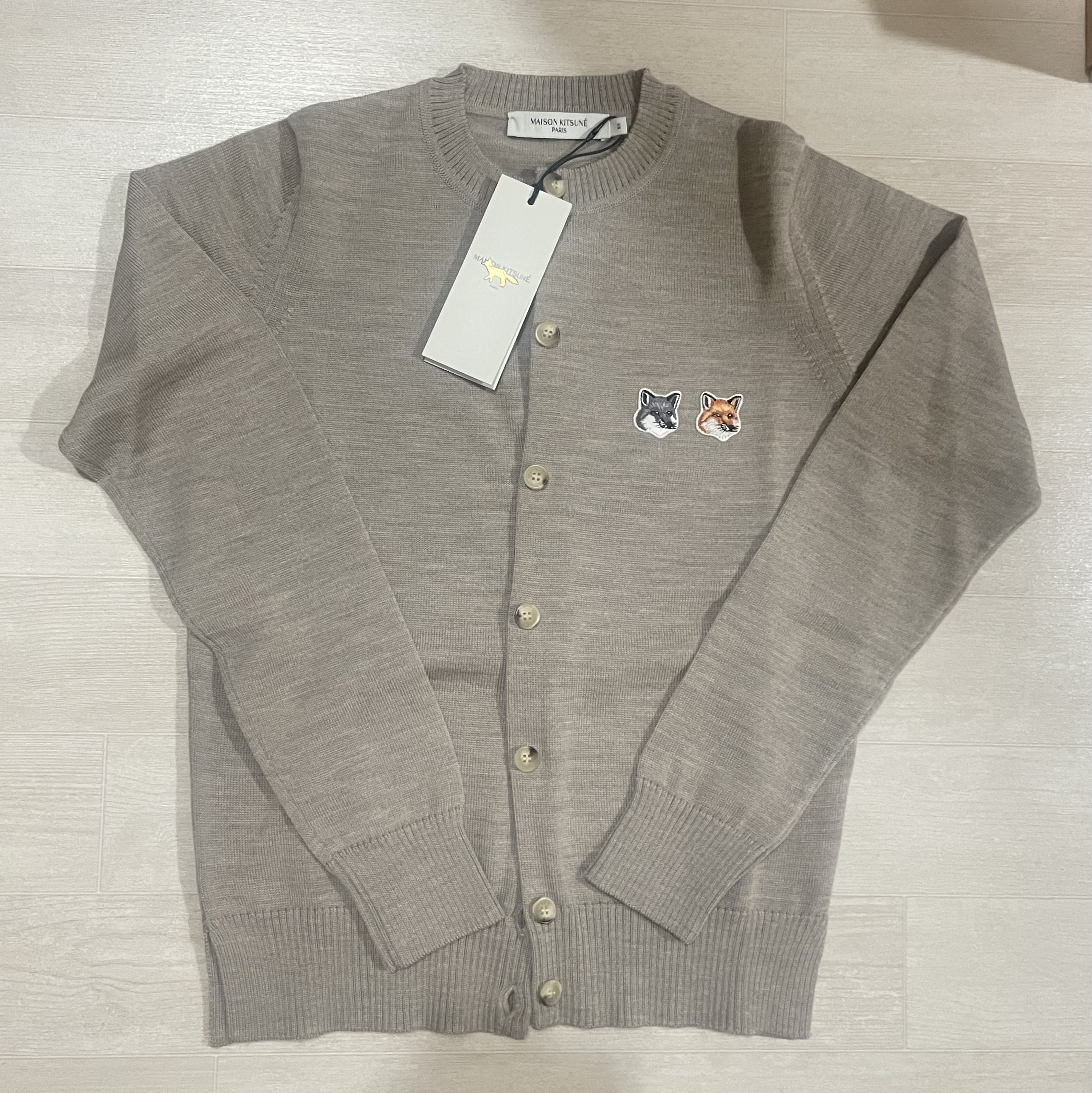 (W) Maison Kitsune Double Fox Head Patch R-Neck Cardigan Beige Melange 착용 스타일