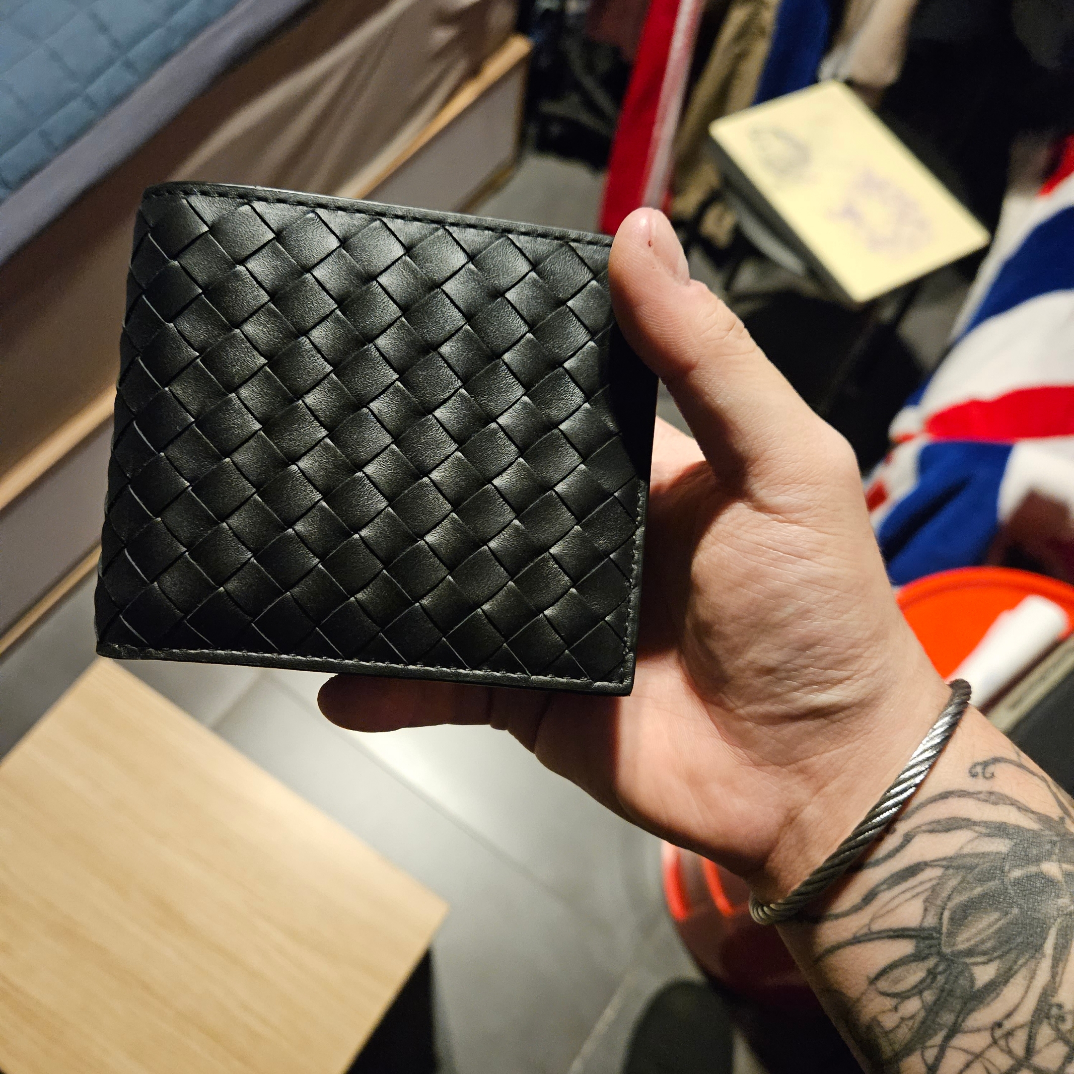Bottega Veneta Bi-Fold Wallet Black 착용 스타일