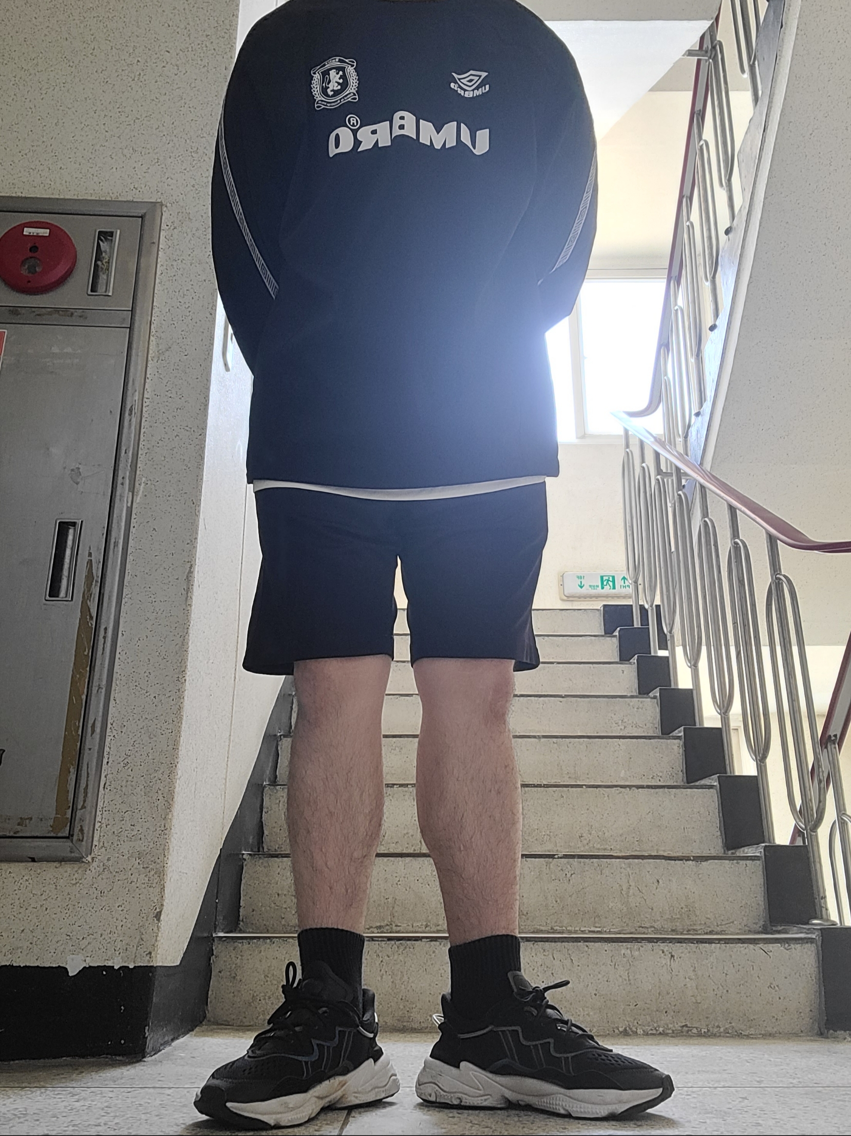 Adidas Ozweego Core Black Grey 착용 스타일