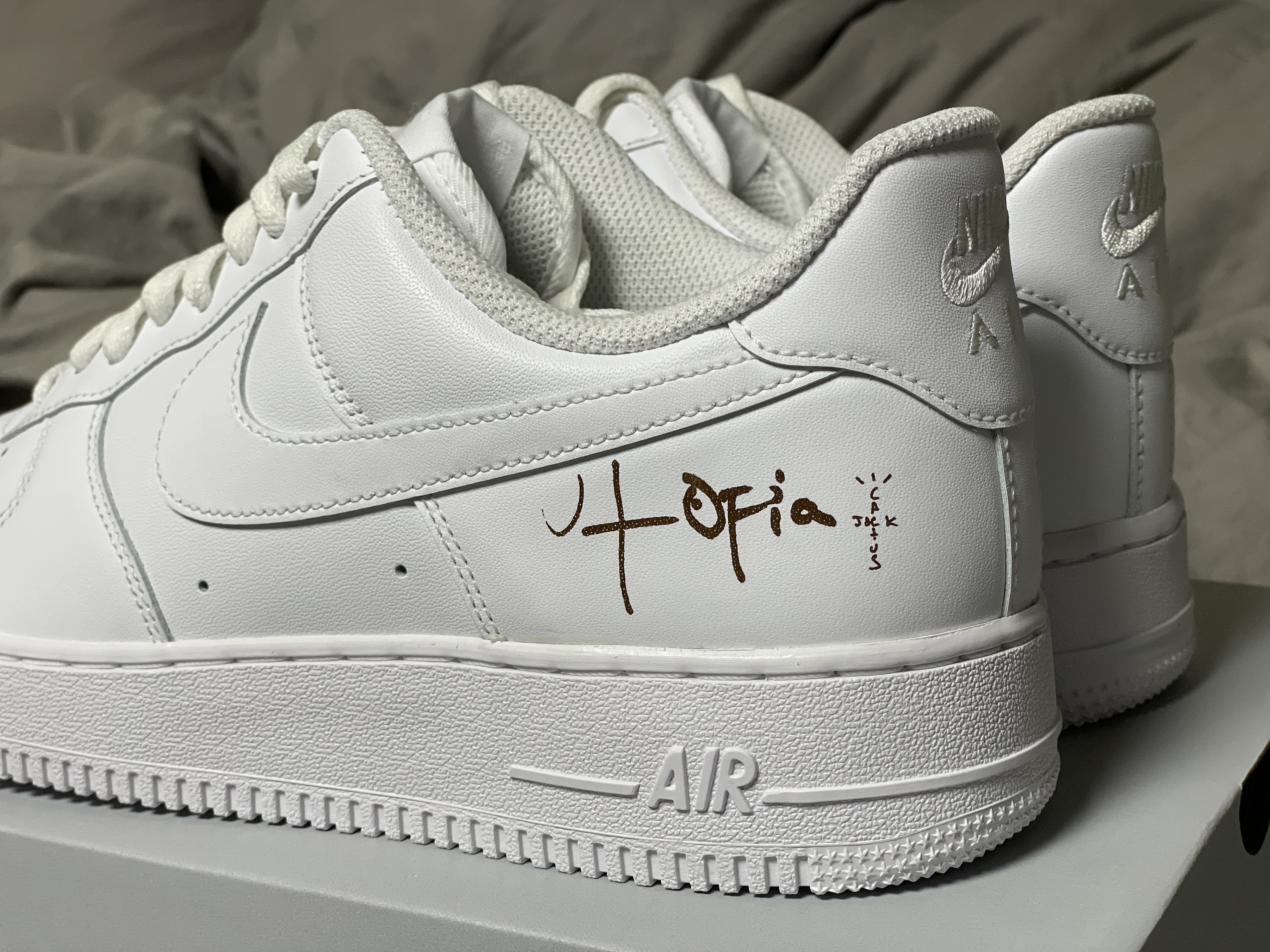 Nike x Travis Scott Air Force 1 '07 Low Cactus Jack Utopia Edition White 착용 스타일 - 2
