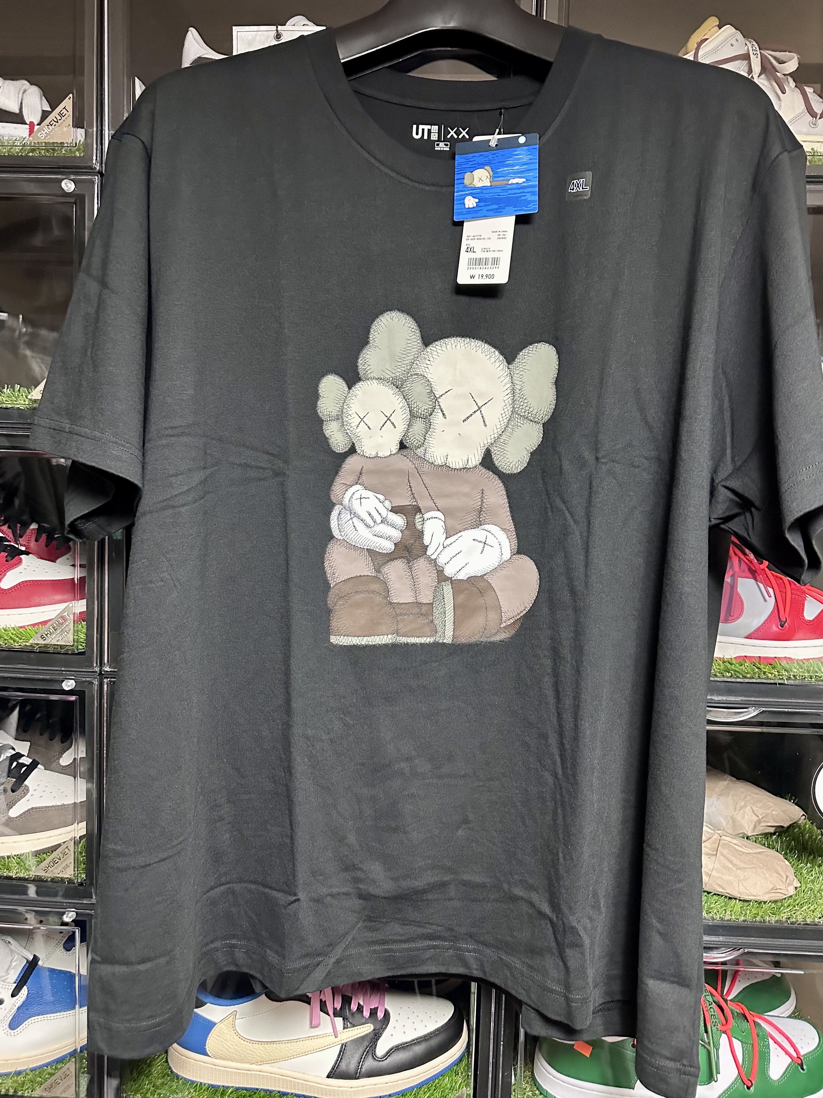 Uniqlo UT x Kaws Short Sleeve Graphic T-Shirt Black 착용 스타일