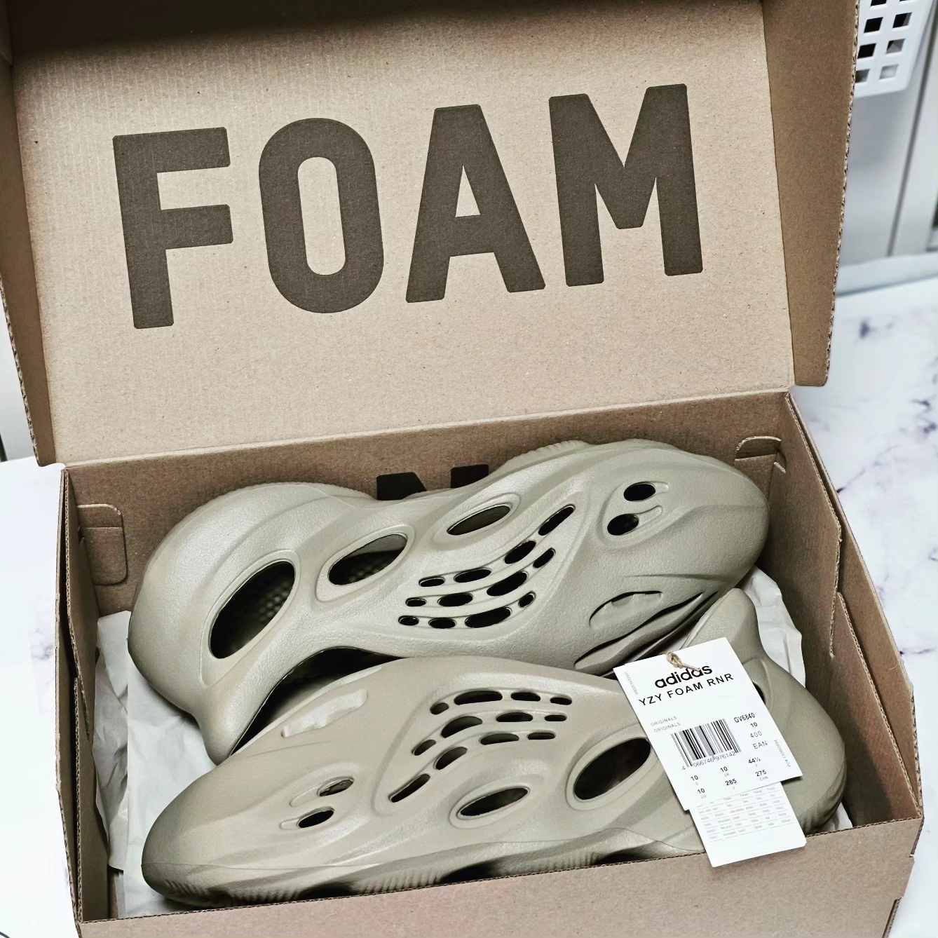 Adidas Yeezy Foam RNNR Stone Salt 착용 스타일 - 1