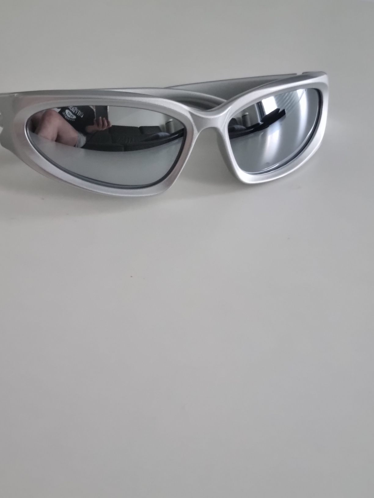 Balenciaga Swift Oval Sunglasses Silver 착용 스타일
