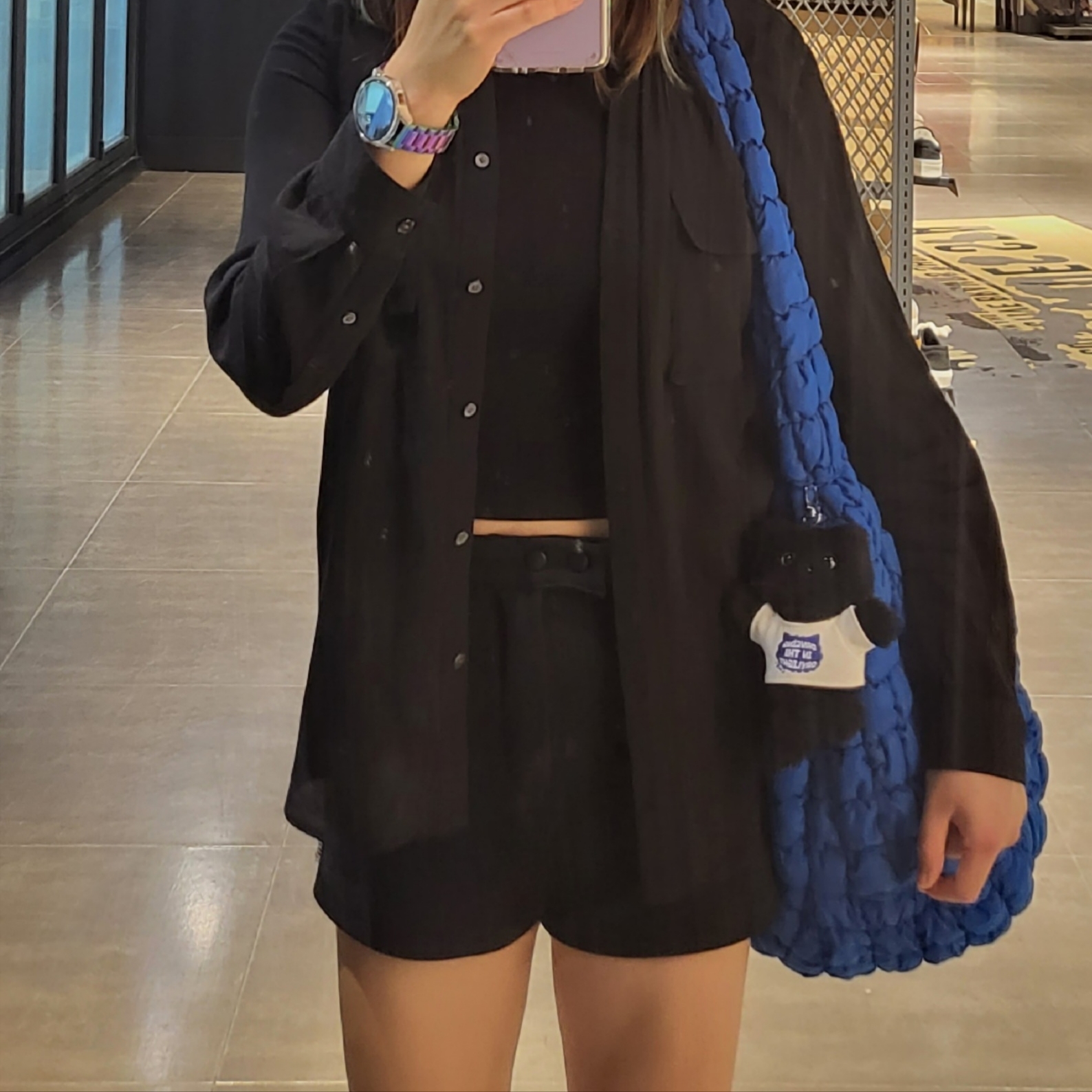 COS Quilted Oversized Shoulder Bag Blue 착용 스타일 - 1