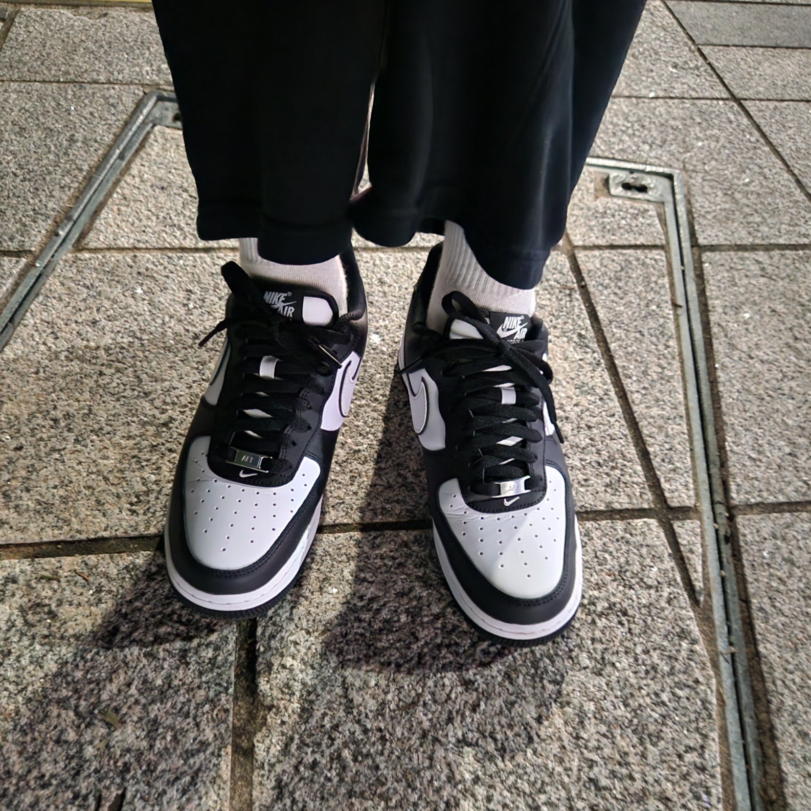 Nike Air Force 1 '07 Black White 착용 스타일 - 3