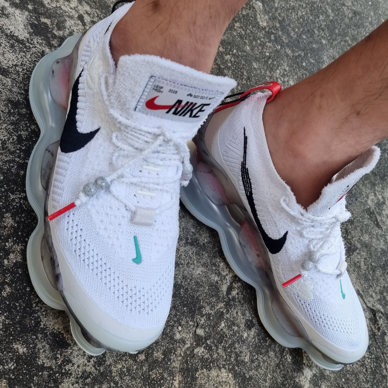 Nike Air Max Scorpion Flyknit Summit White 착용 스타일 - 1