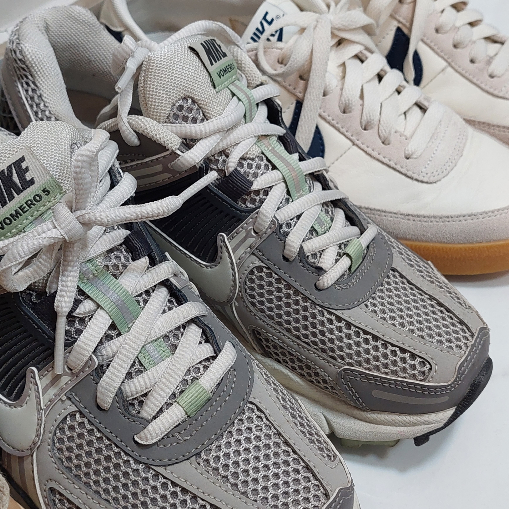 (W) Nike Zoom Vomero 5 Cobblestone and Flat Pewter, Nike x J.Crew Killshot 2 Sail Midnight Navy 착용 스타일