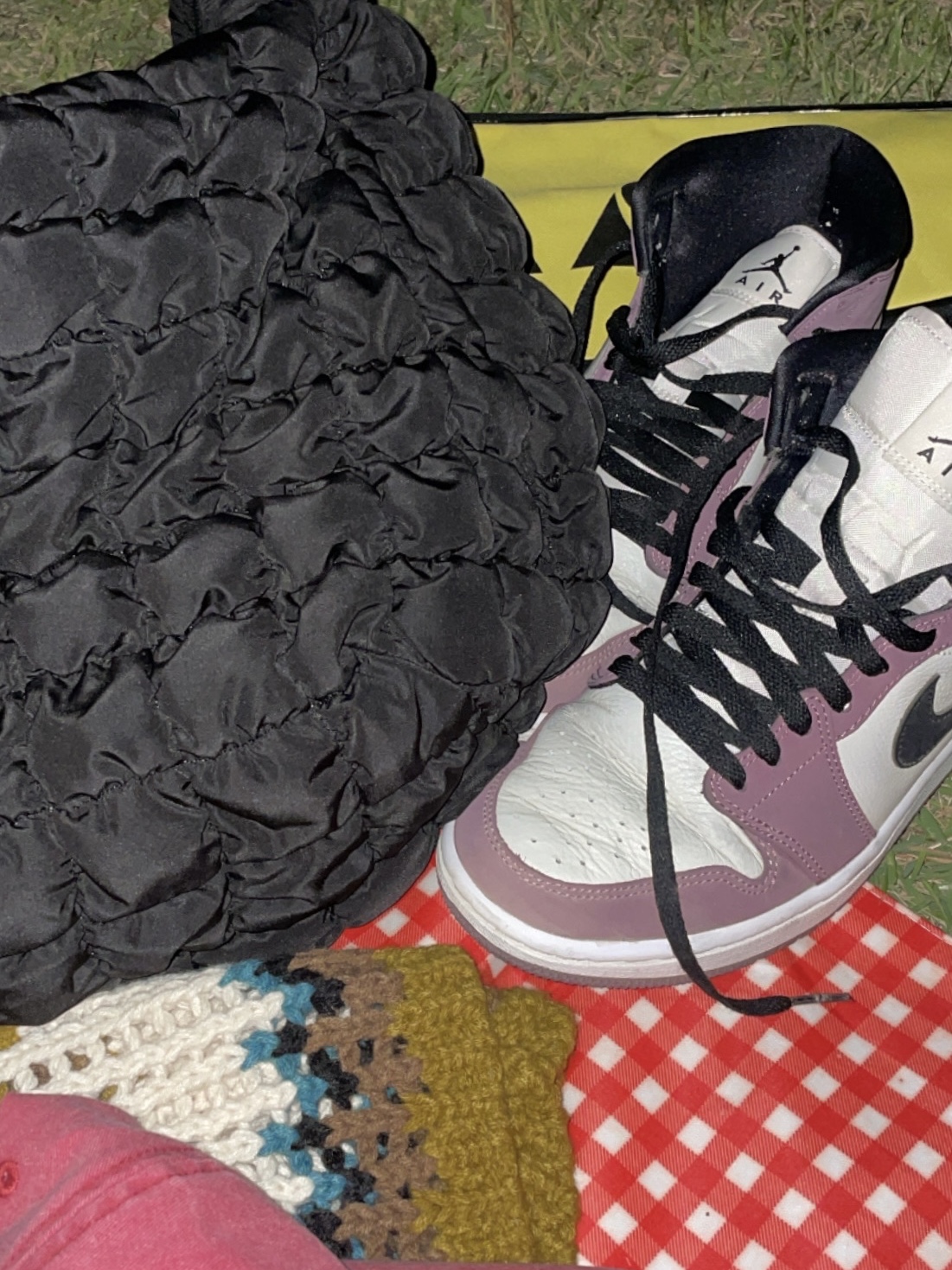 COS Quilted Oversized Shoulder Bag Black, (W) Jordan 1 Mid SE Light Mulberry 착용 스타일 - 3
