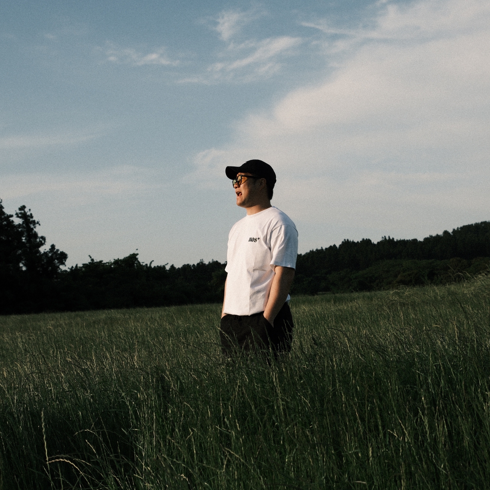 NOS7 Black Signature Logo Standard Fit T-Shirt White 착용 스타일 - 3