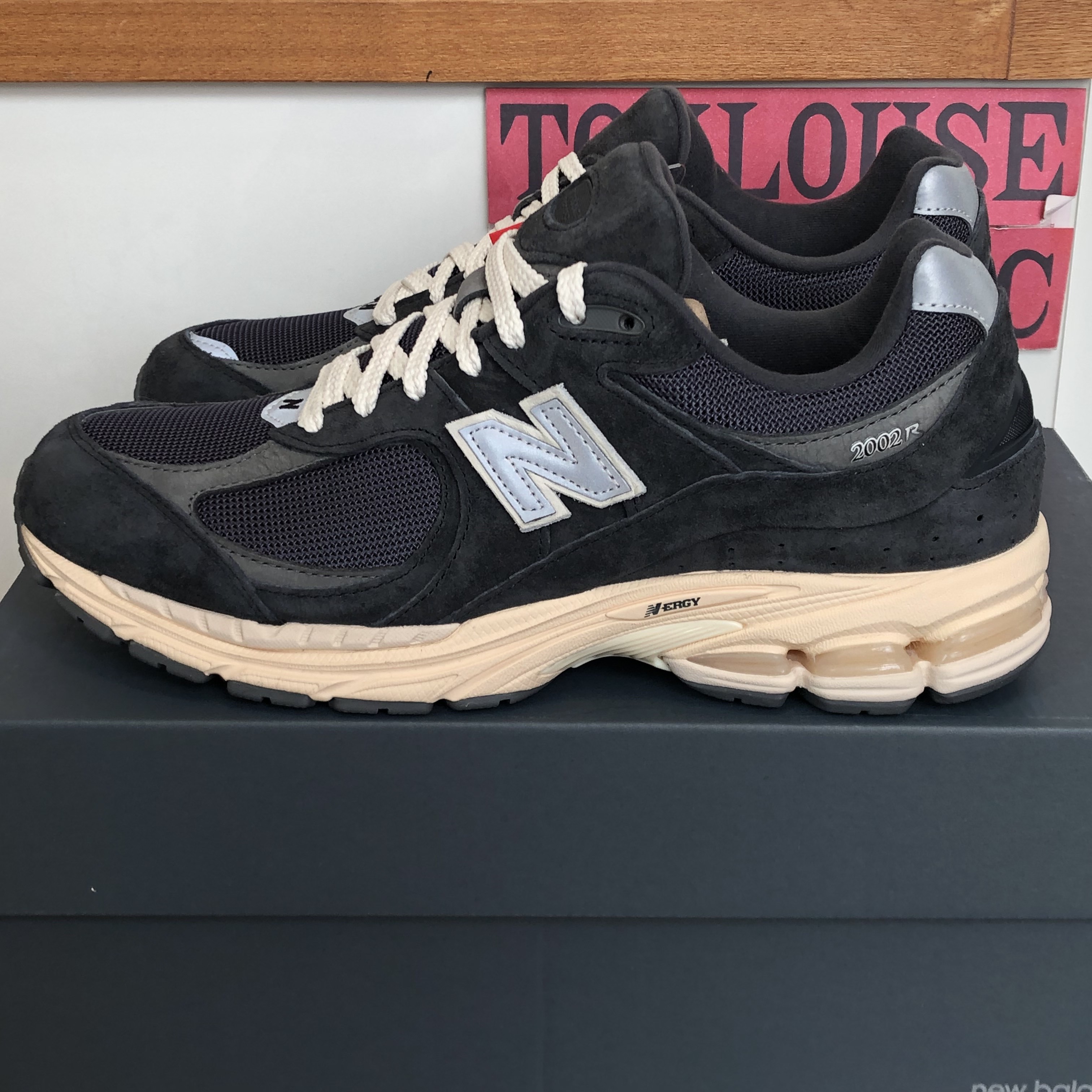New Balance 2002R Special Vintage Black Grey 착용 스타일
