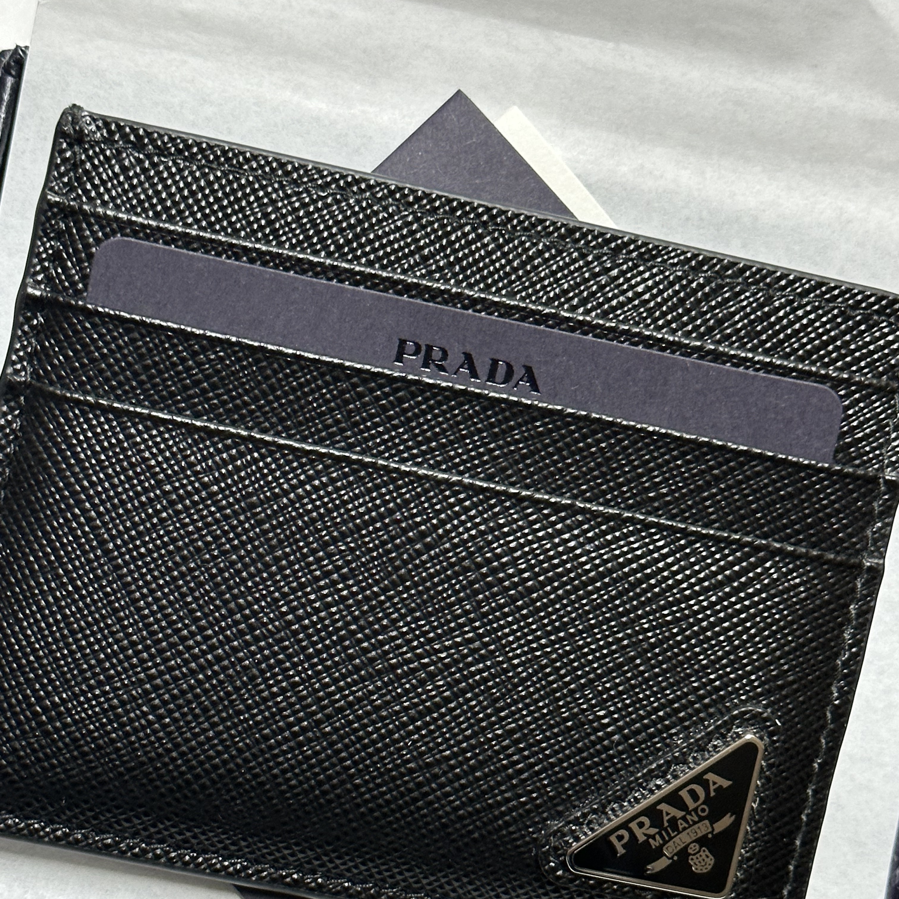 Prada Saffiano Leather Card Holder Black 착용 스타일 - 2