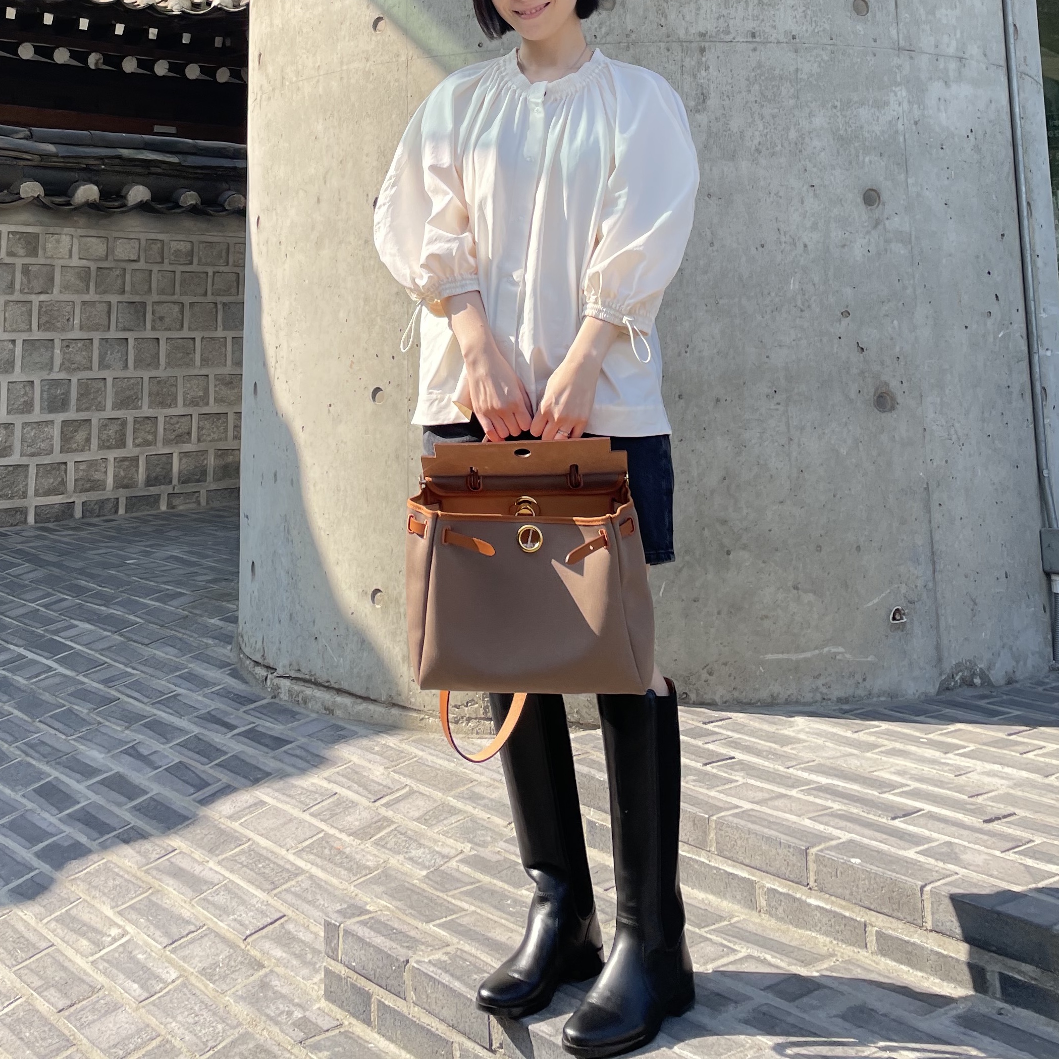 Hermes Herbag Zip 31 Verso Bag Retourne Canvas & Gold Etoupe Dune Fauve 착용 스타일