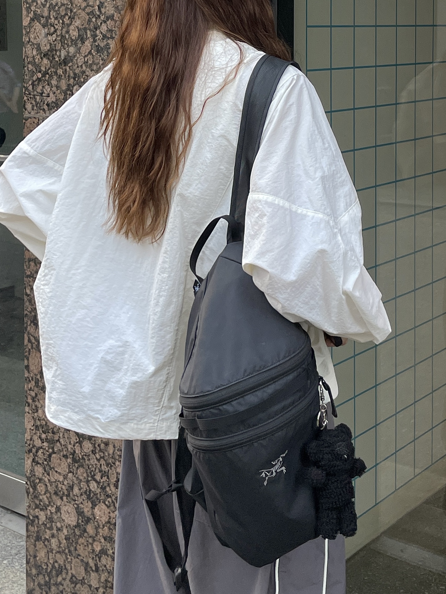 (W) Asics x Matin Kim Gel-Sonoma 15-50 Black Pure Silver, Arc'teryx Heliad 15 Backpack Black 착용 스타일 - 3