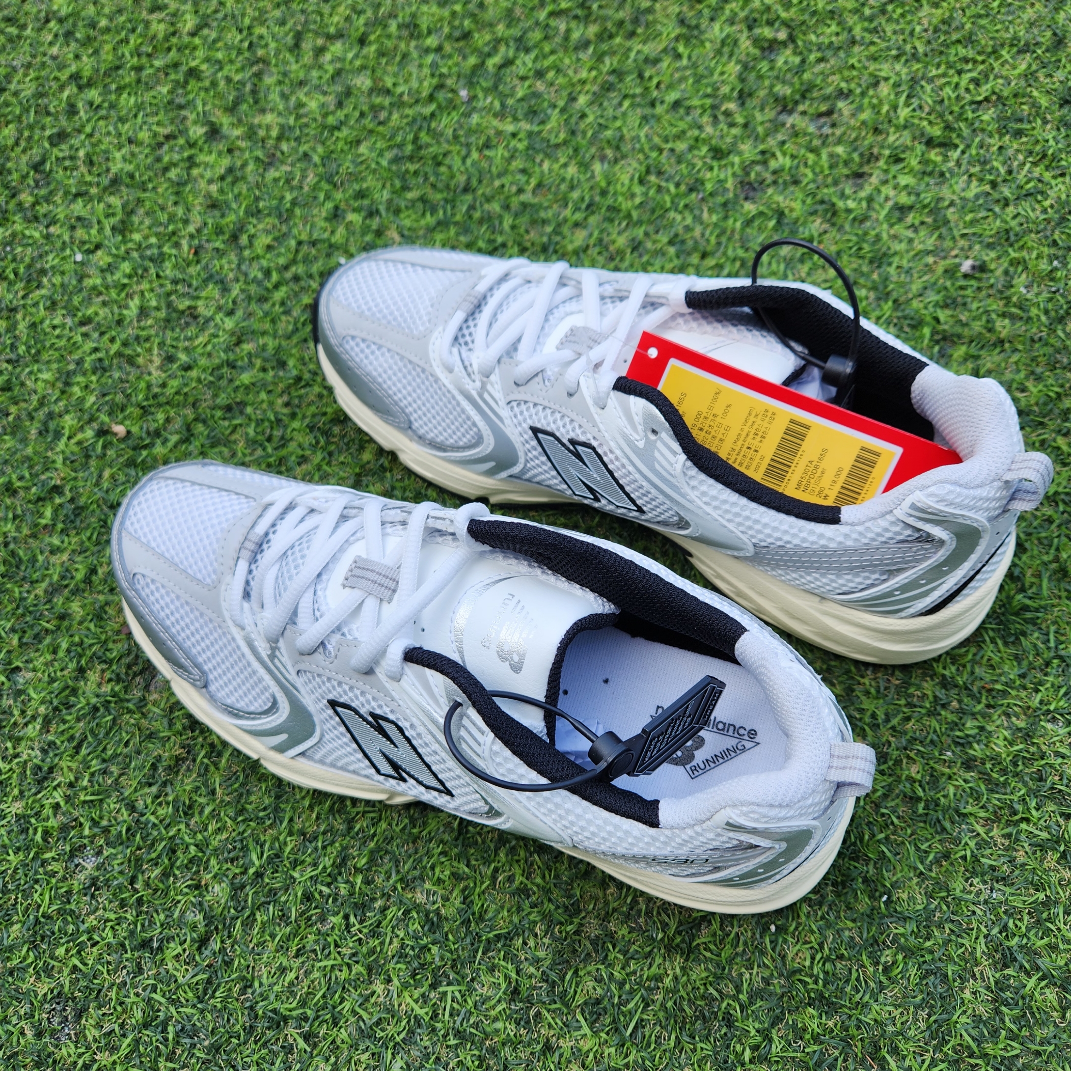 New Balance 530 Silver Cream 착용 스타일 - 3