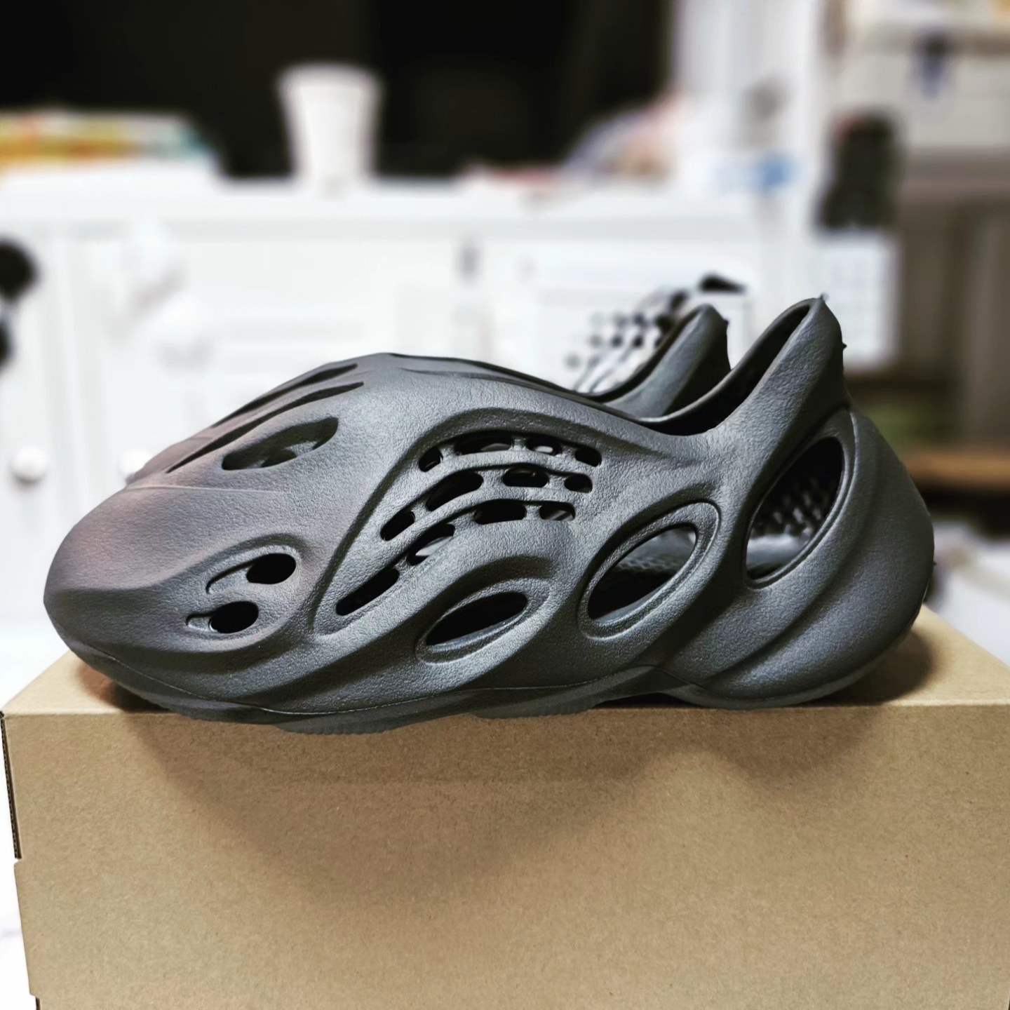 Adidas Yeezy Foam RNNR Carbon 착용 스타일 - 4