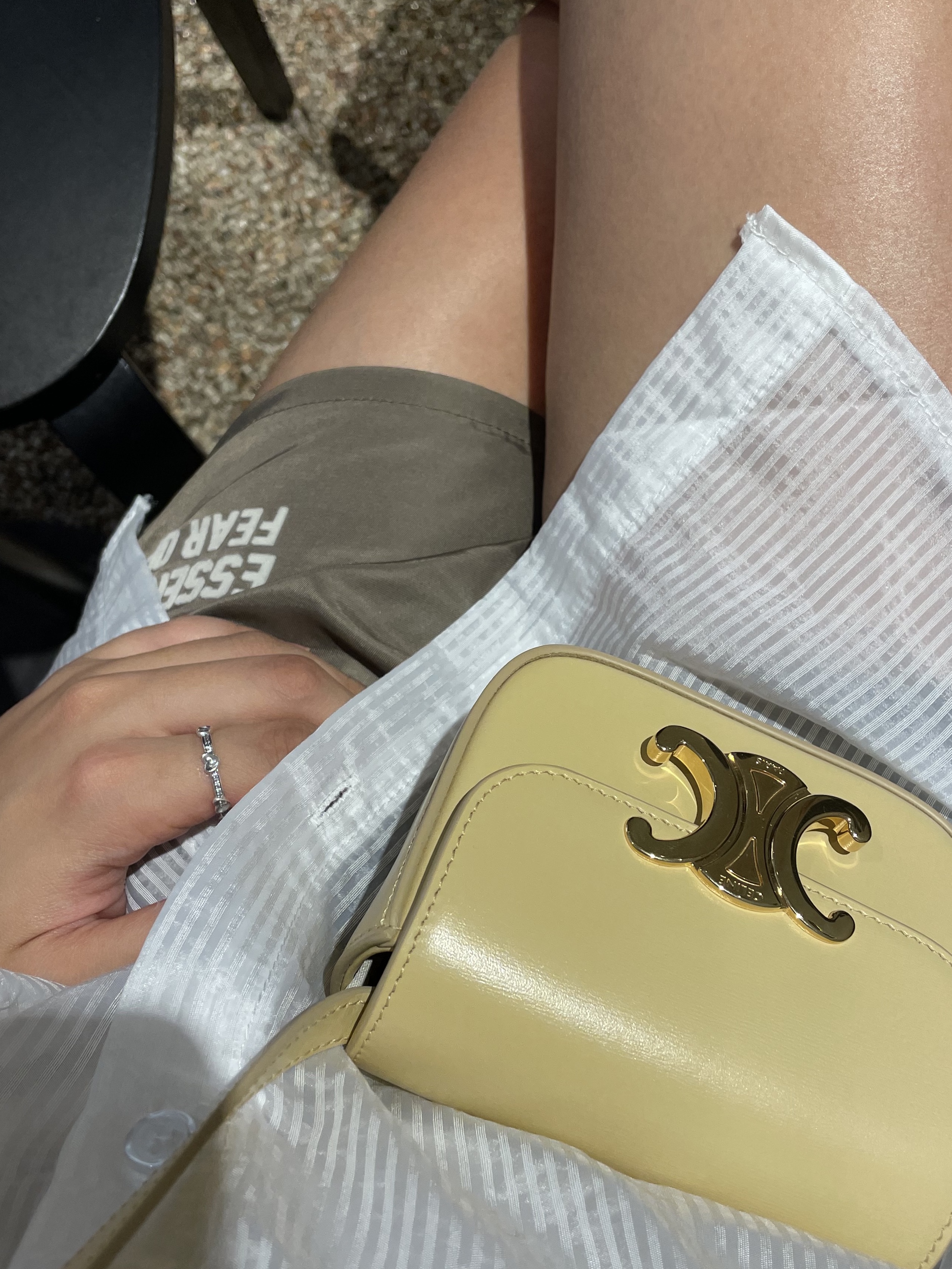 Celine Mini Triomphe in Shiny Calfskin Pollen, (W) Pandora Radiant Sparkling Hearts Ring Sterling Silver Clear 착용 스타일 - 1