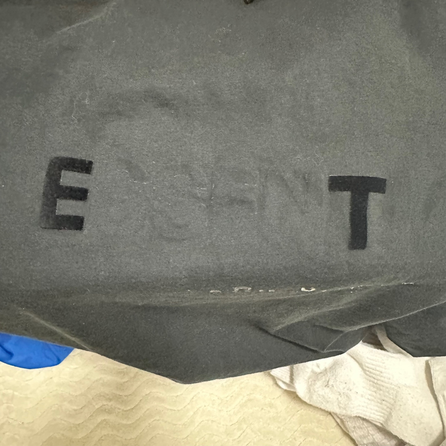 Essentials The Core Collection T-Shirt Stretch Limo 착용 스타일 - 3